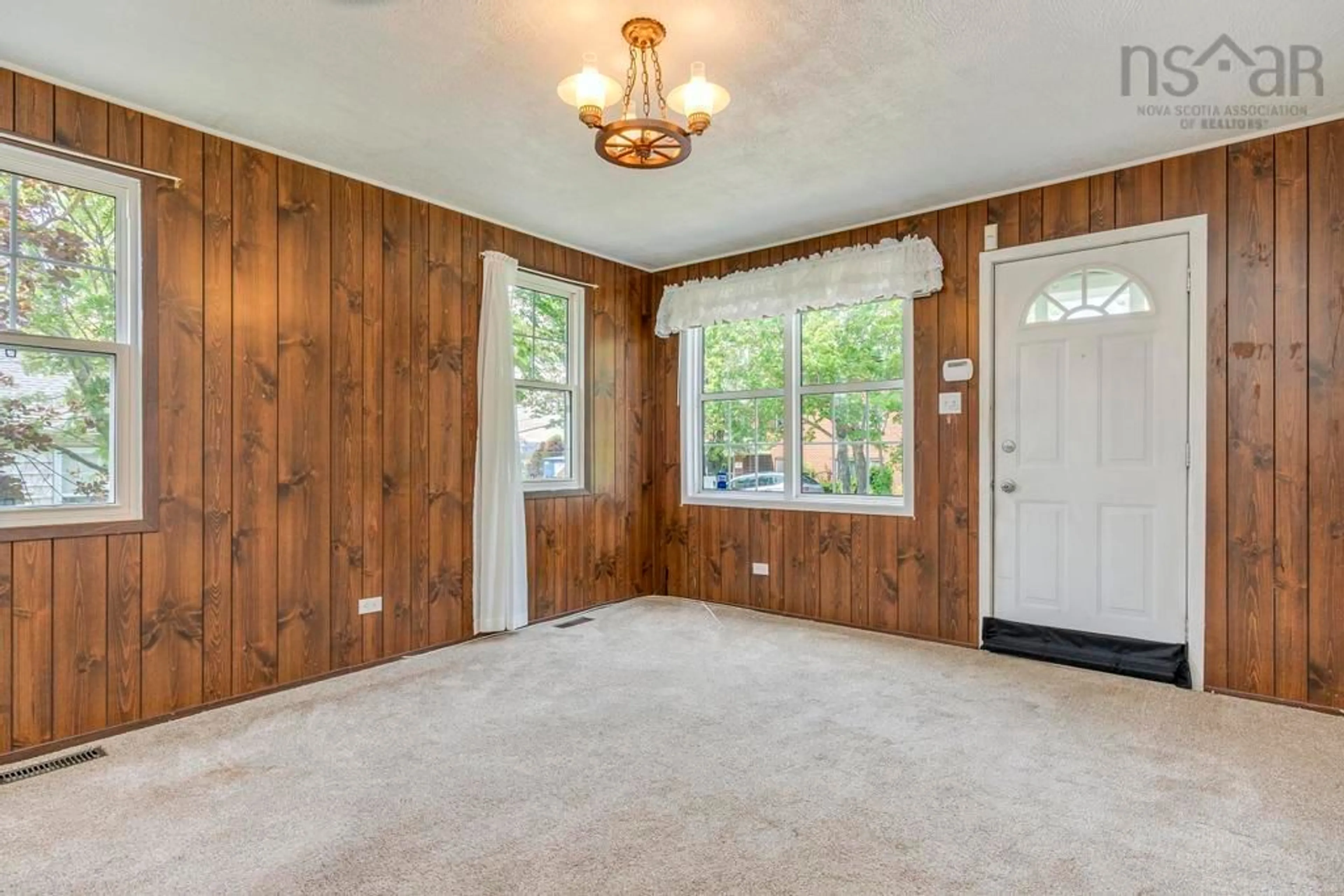 Indoor entryway for 10 Courtney Rd, Dartmouth Nova Scotia B3A 4B8