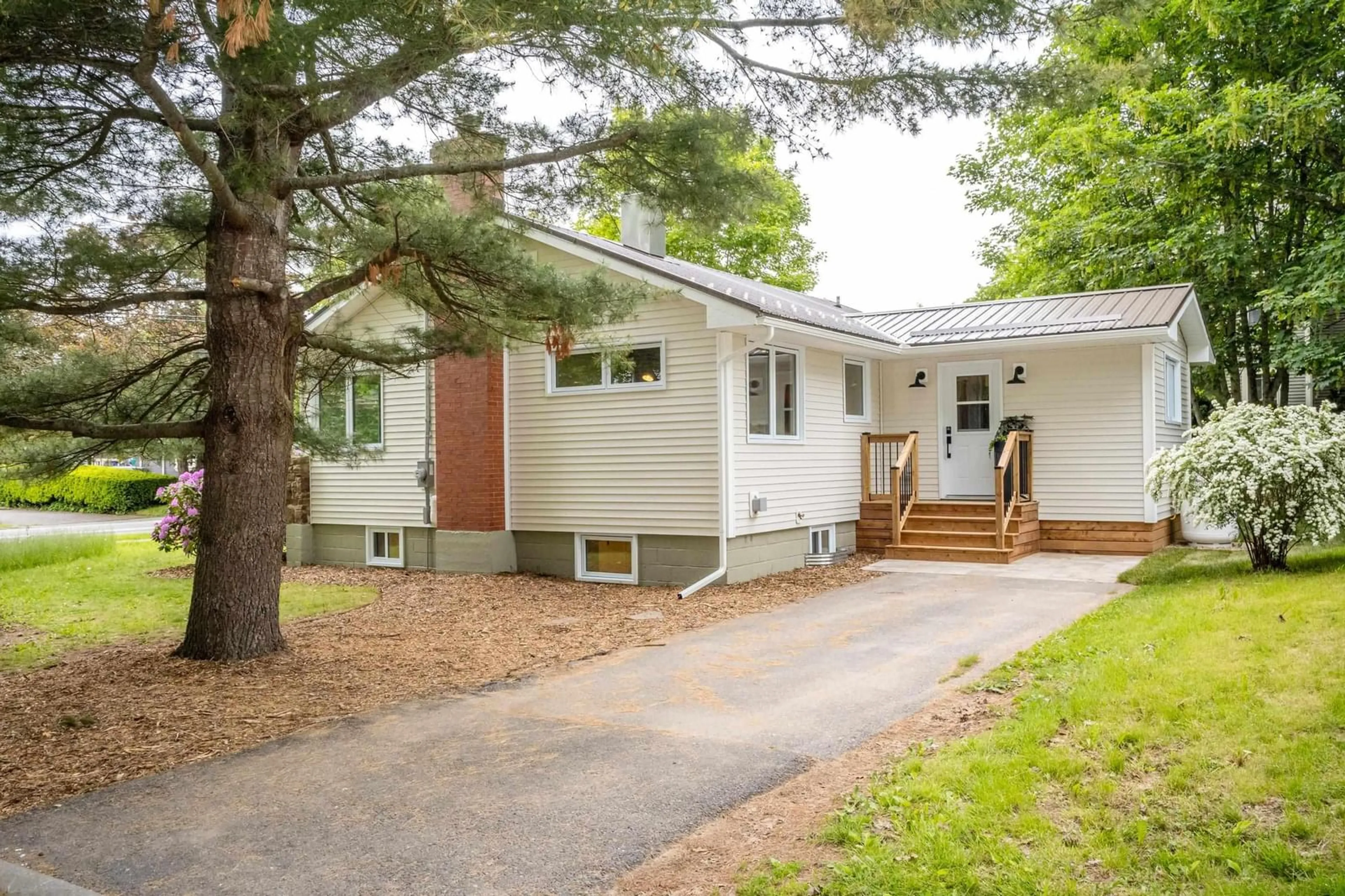 Home with vinyl exterior material, street for 209 Main St, Wolfville Nova Scotia B4P 2H9