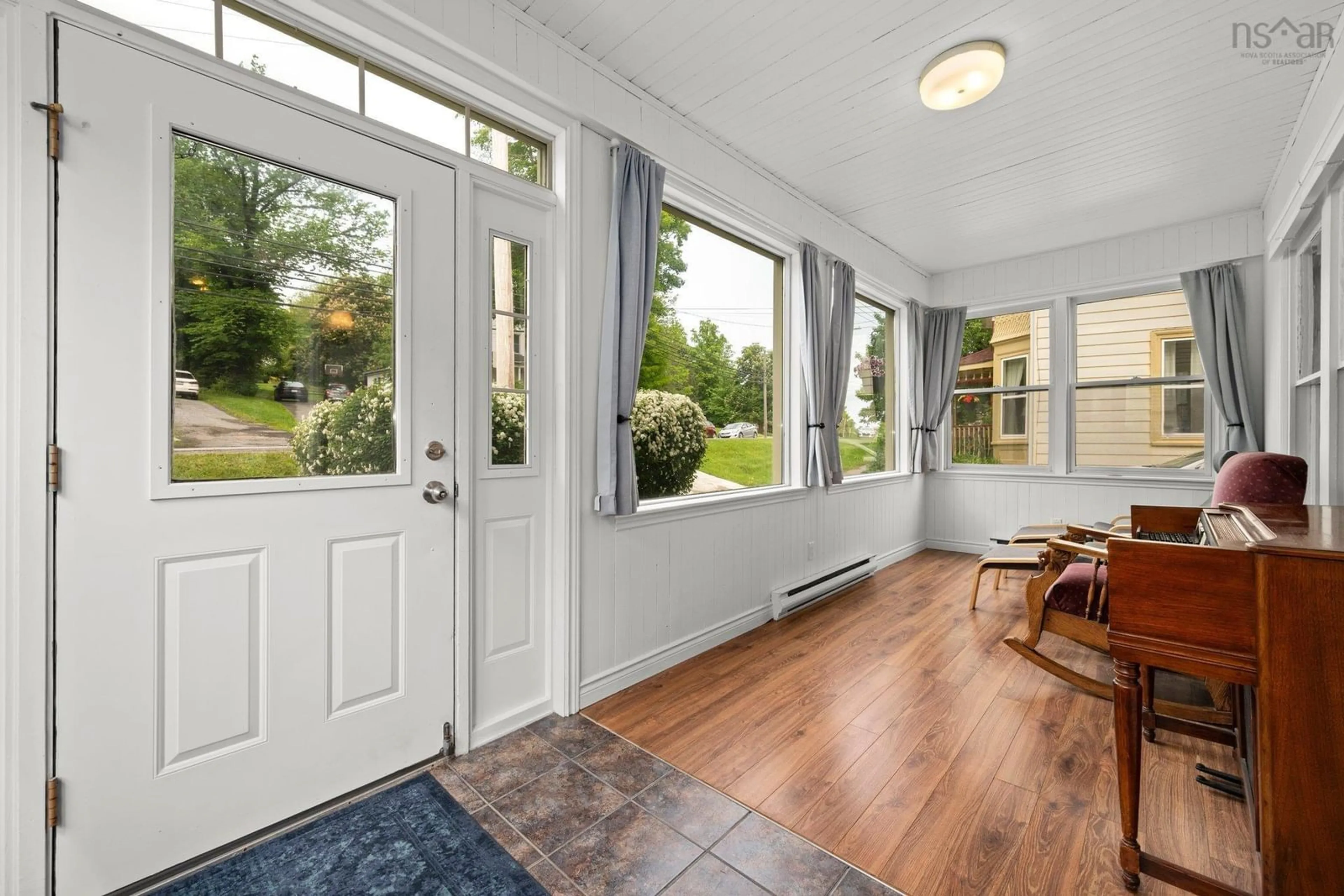 Indoor entryway for 689 King St, Windsor Nova Scotia B0N 2T0