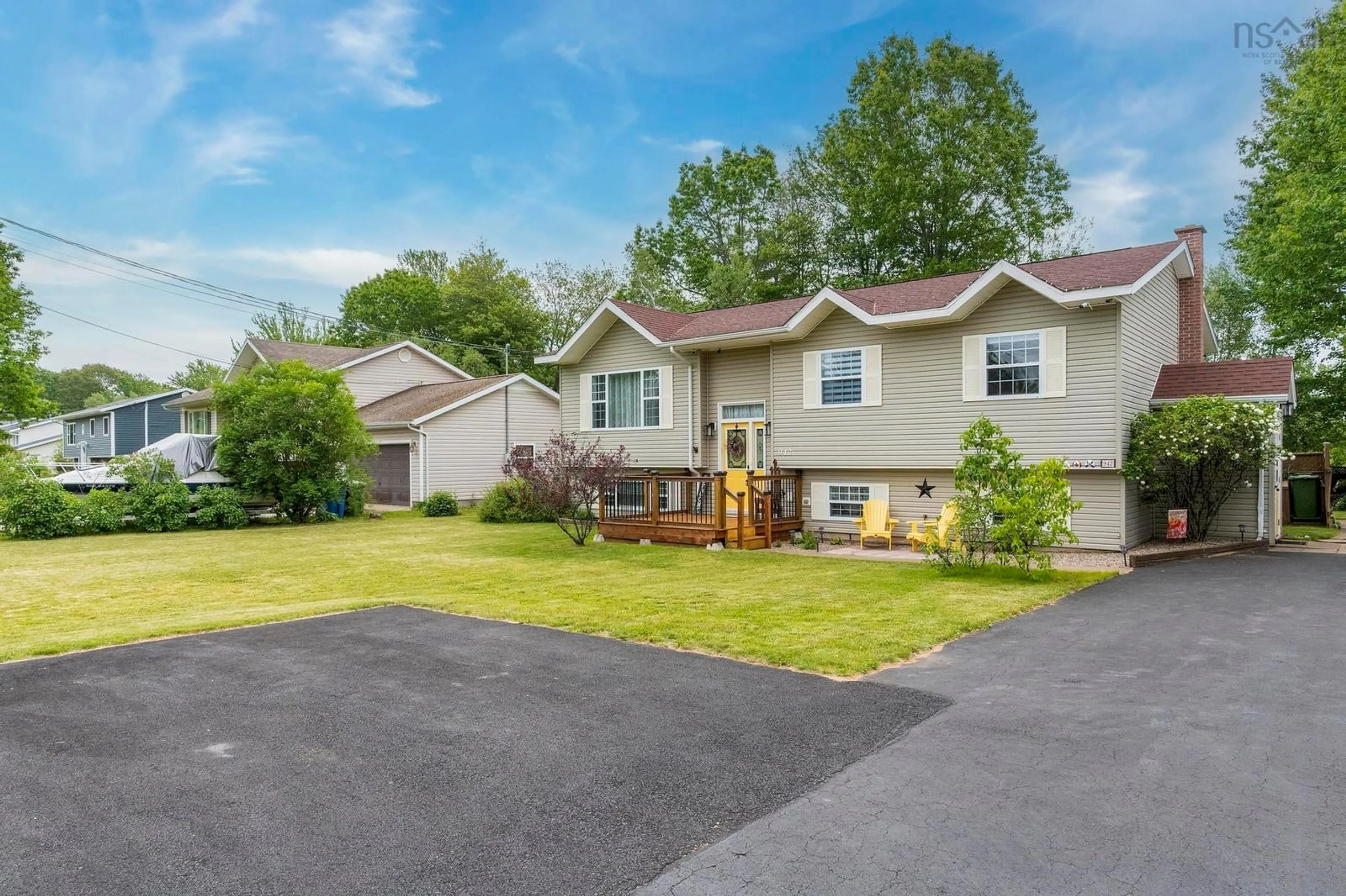 Home with vinyl exterior material, street for 942 Kingston Heights Dr, Kingston Nova Scotia B0P 1R0