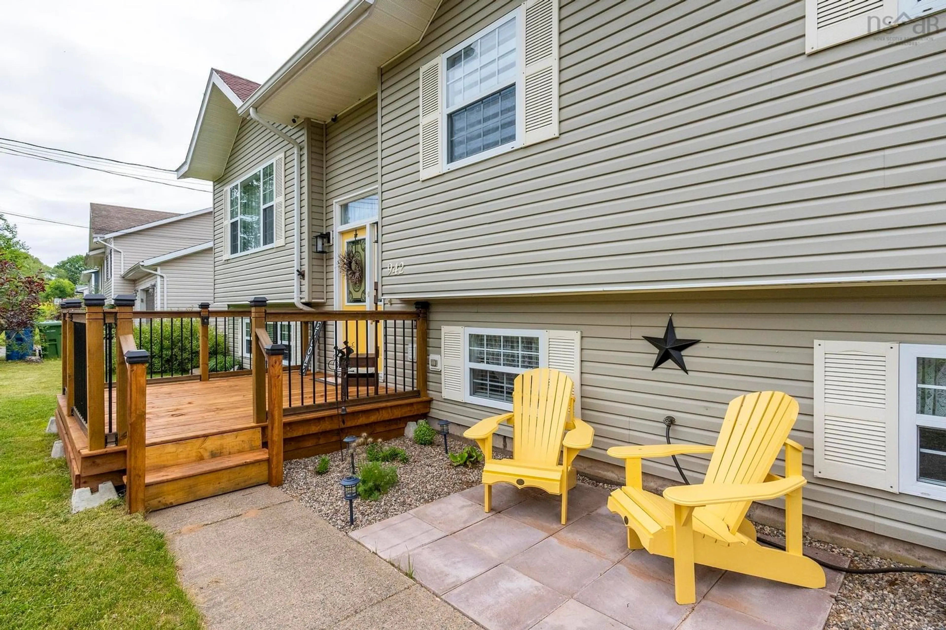 Patio, street for 942 Kingston Heights Dr, Kingston Nova Scotia B0P 1R0