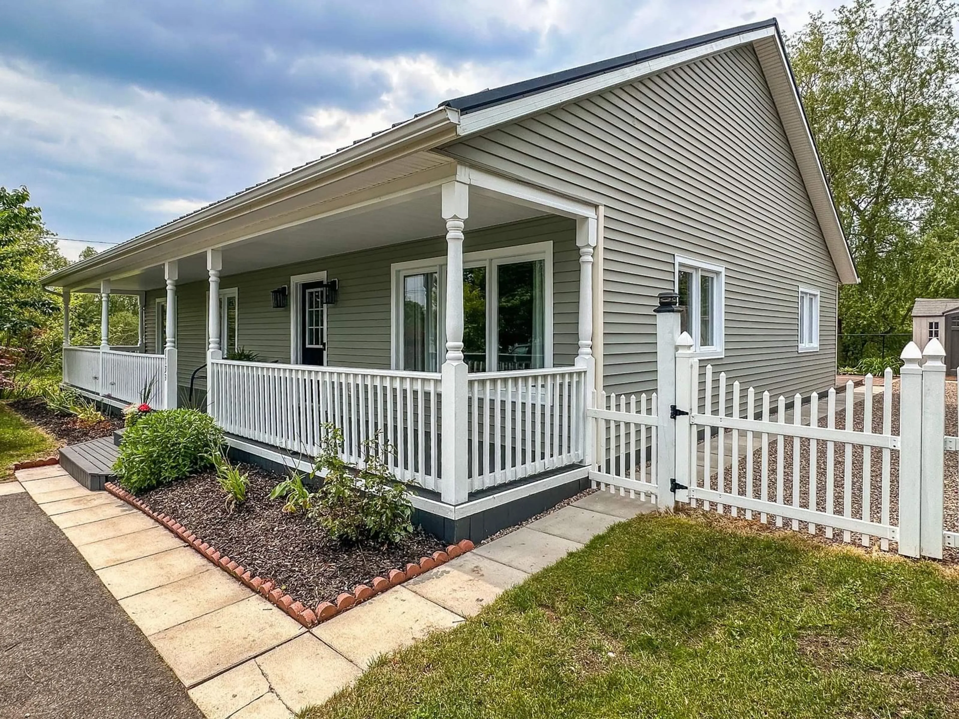 Home with vinyl exterior material, unknown for 1133 Chapel St, Canning Nova Scotia B0P 1H0