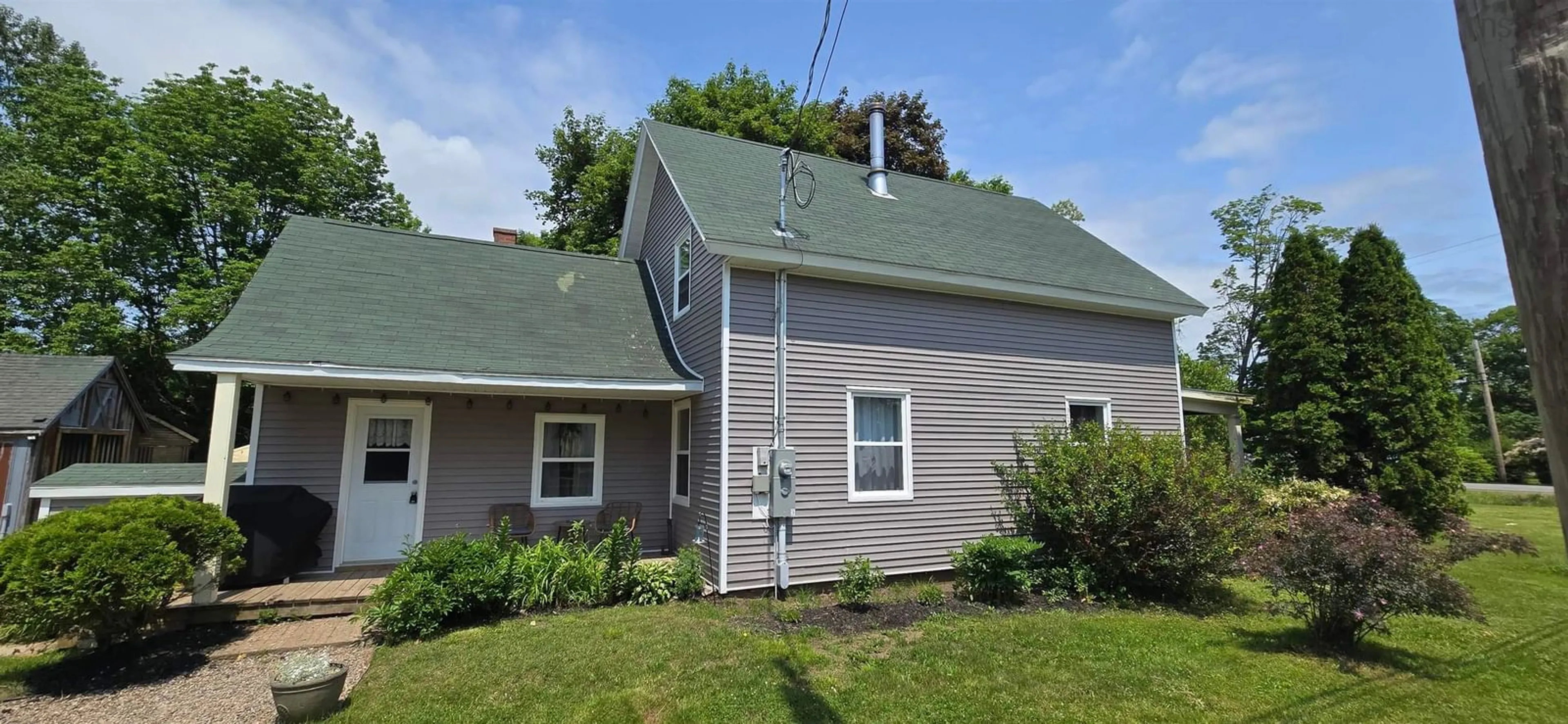 Home with vinyl exterior material, street for 1115 Park St, Aylesford Nova Scotia B0P 1C0
