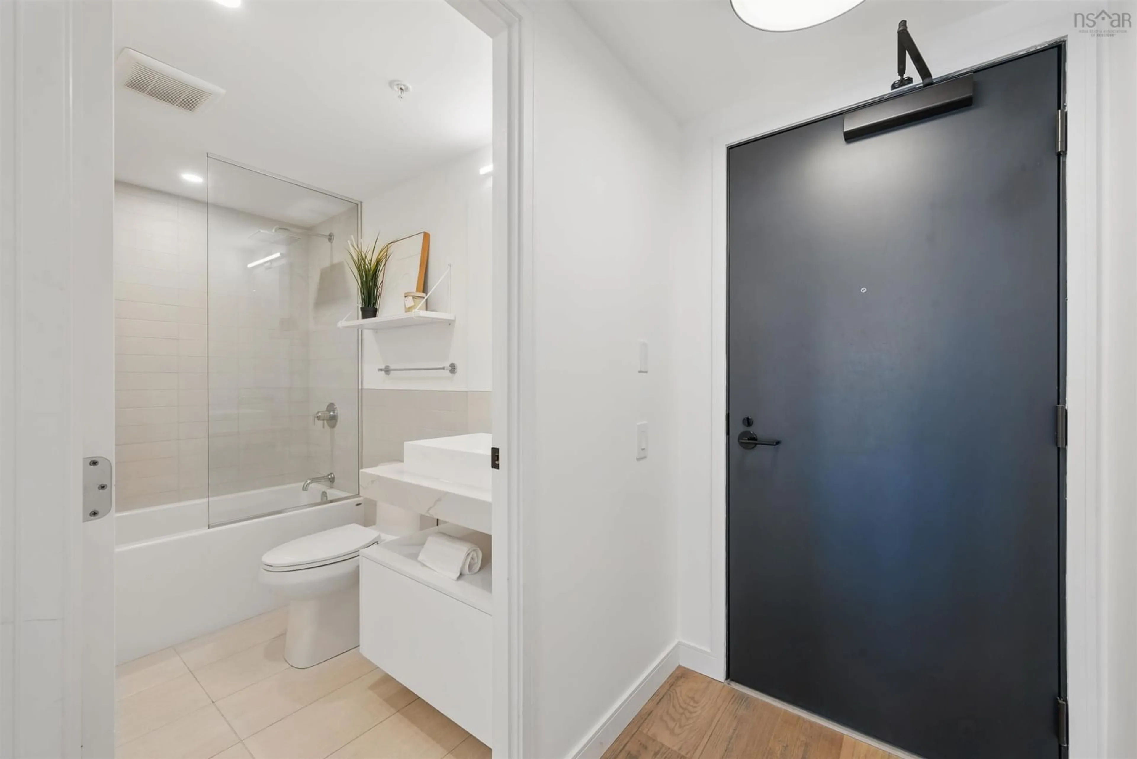 Standard bathroom, ceramic/tile floor for 1650 Granville St #910, Halifax Nova Scotia B3J 0E1
