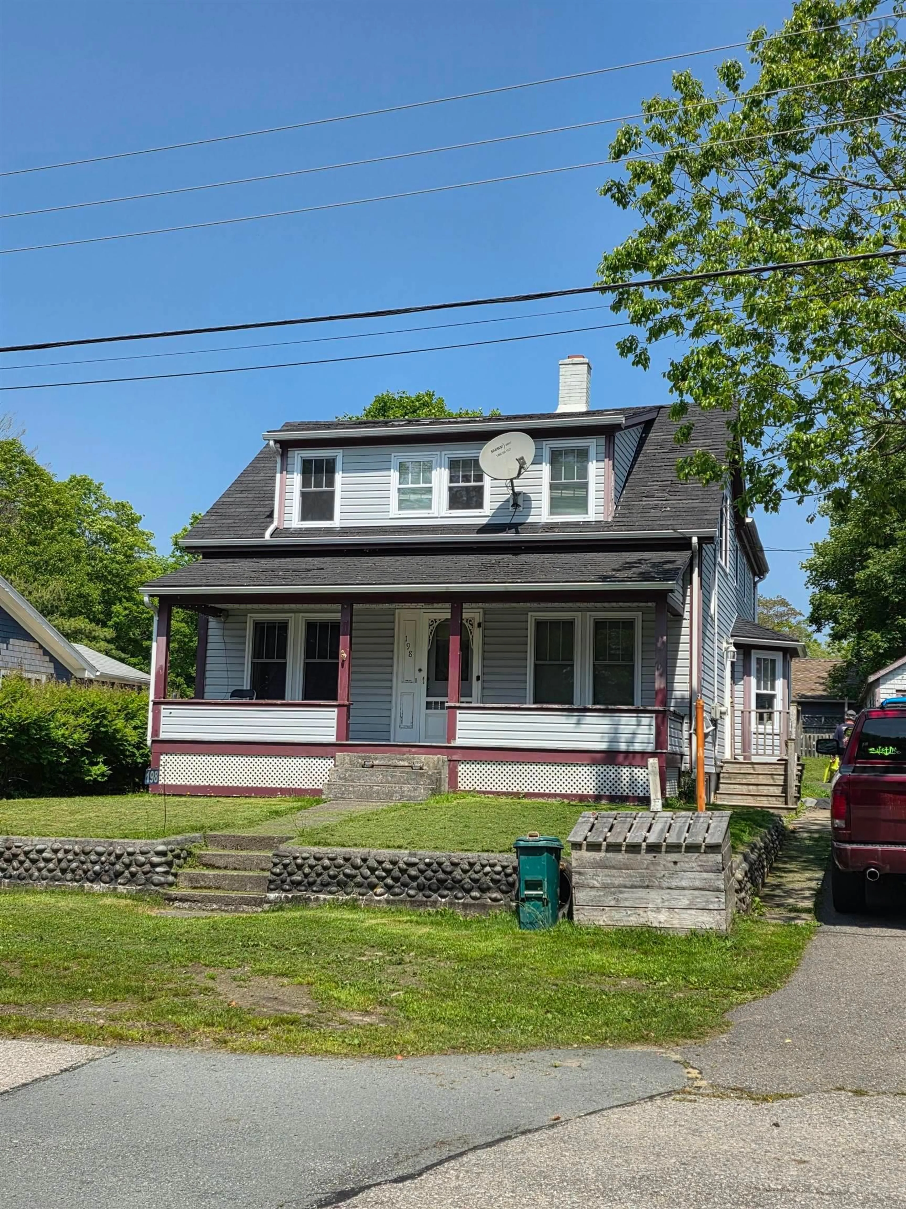 Home with vinyl exterior material, street for 198 Mowatt St, Shelburne Nova Scotia B0T 1W0