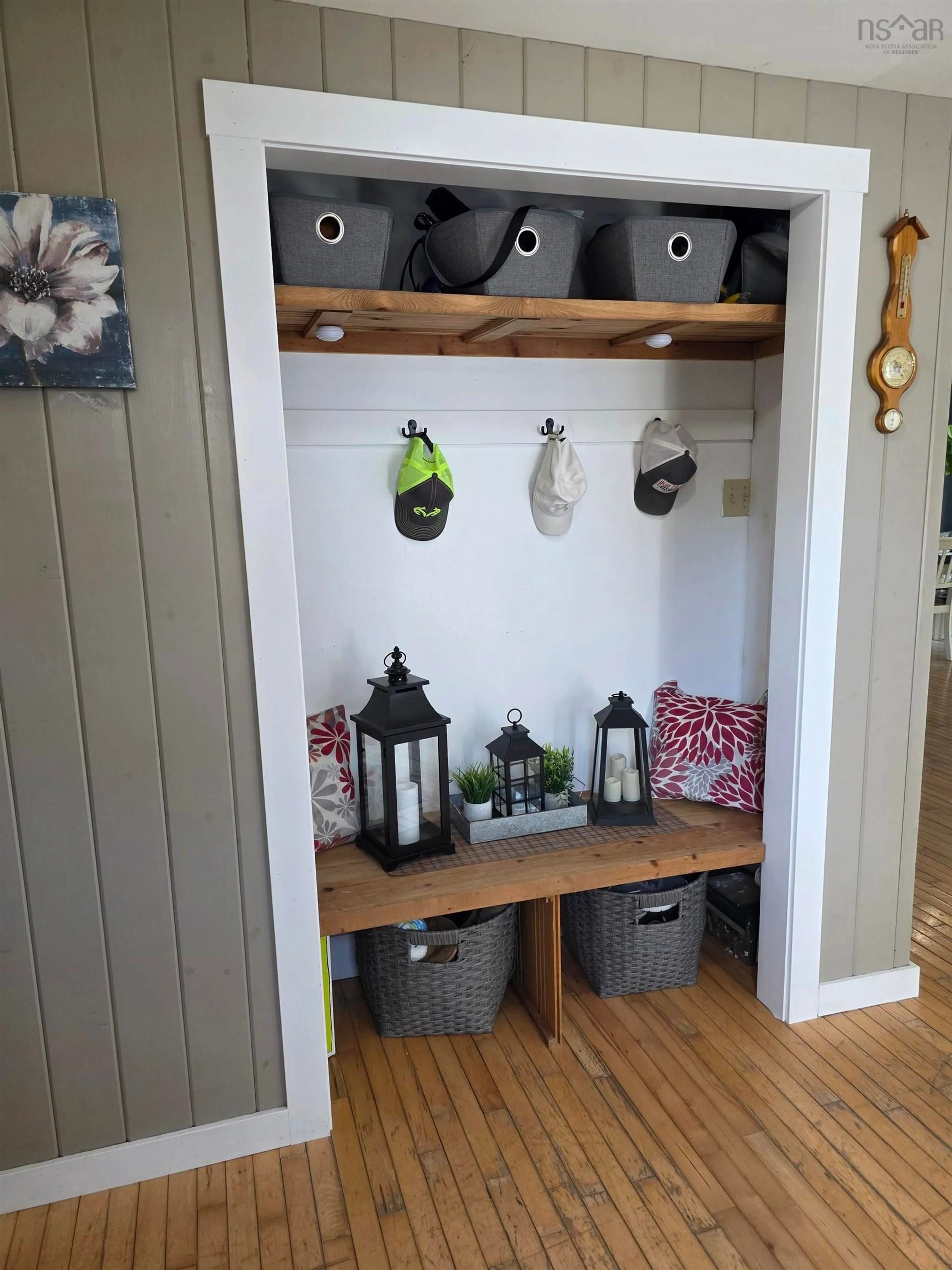 Indoor entryway for 198 Mowatt St, Shelburne Nova Scotia B0T 1W0