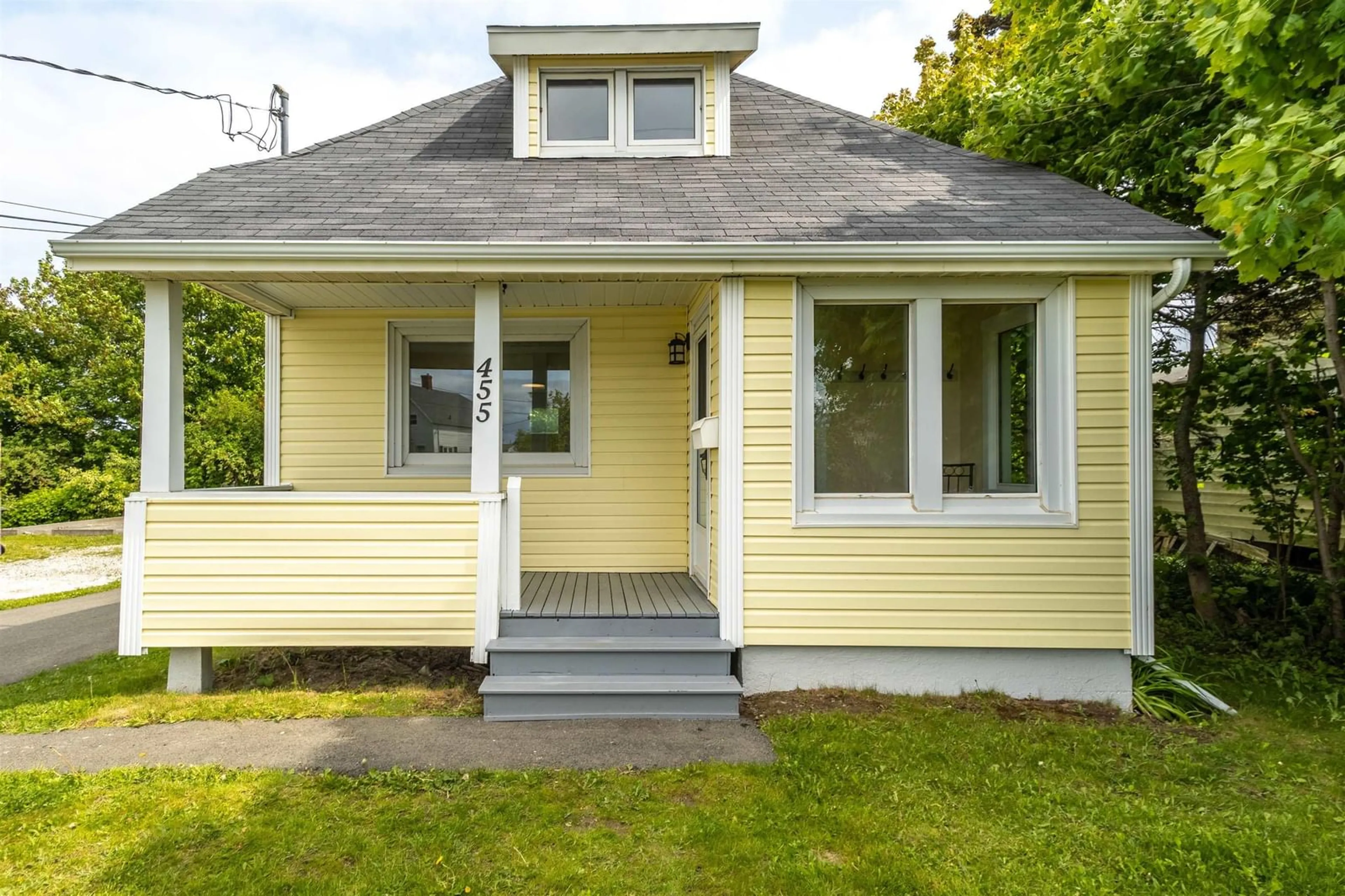 Home with vinyl exterior material, street for 455 York St, Glace Bay Nova Scotia B1A 2N4