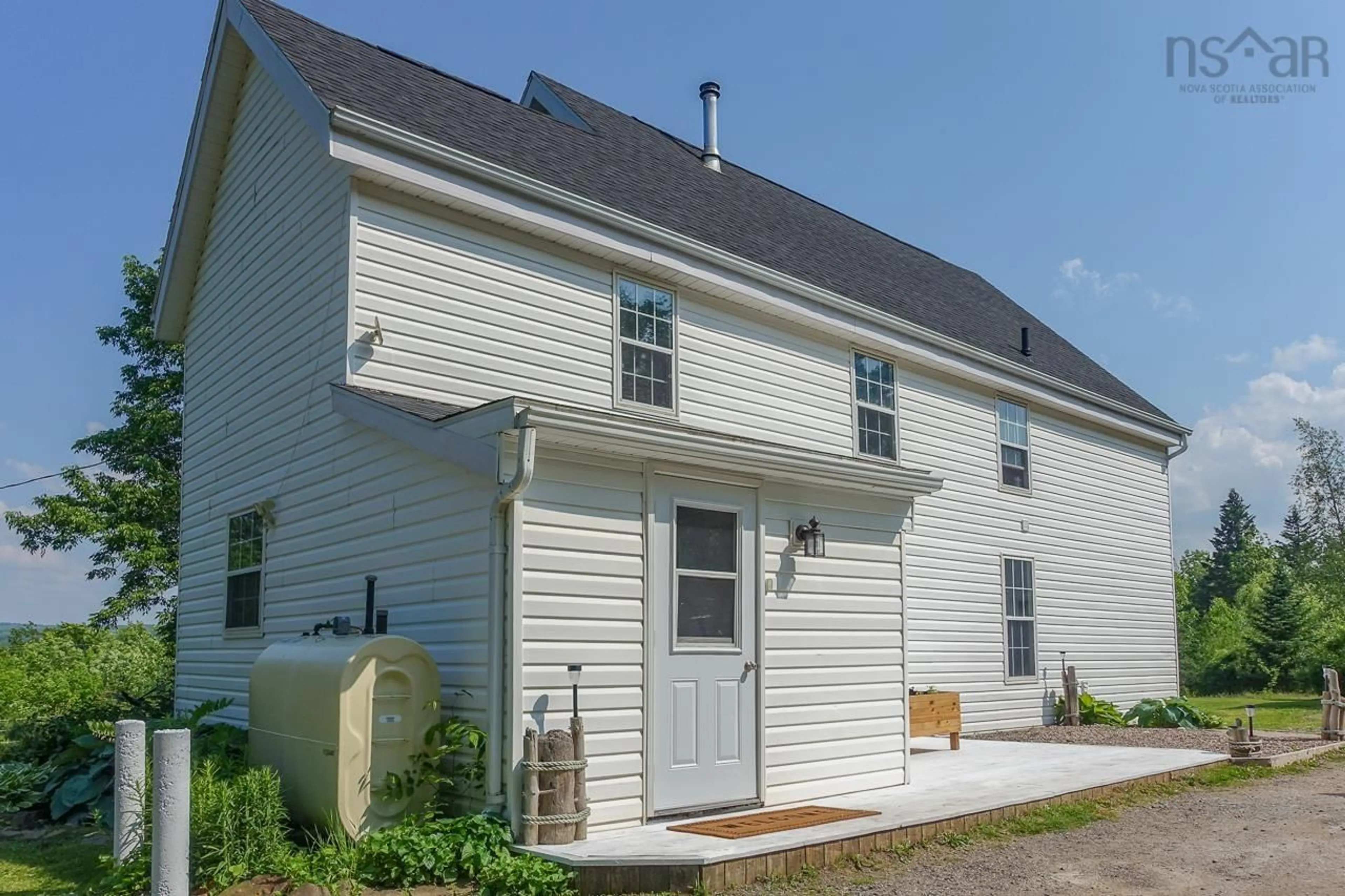 Home with vinyl exterior material, street for 405 Chester Ave, Kentville Nova Scotia B4N 3V8