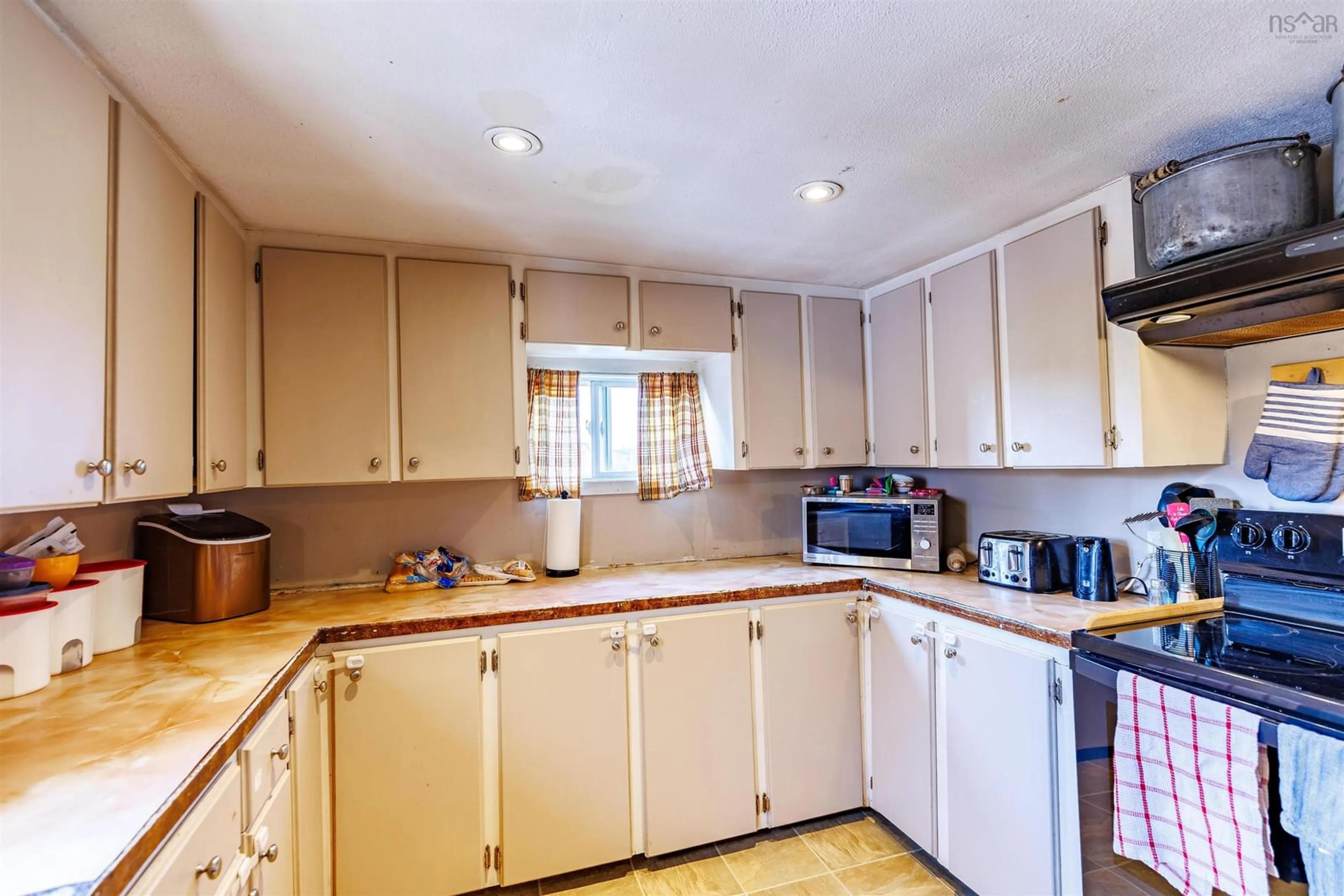 Standard kitchen, unknown for 5898 Highway 1, Mavillette Nova Scotia B5A 5B3