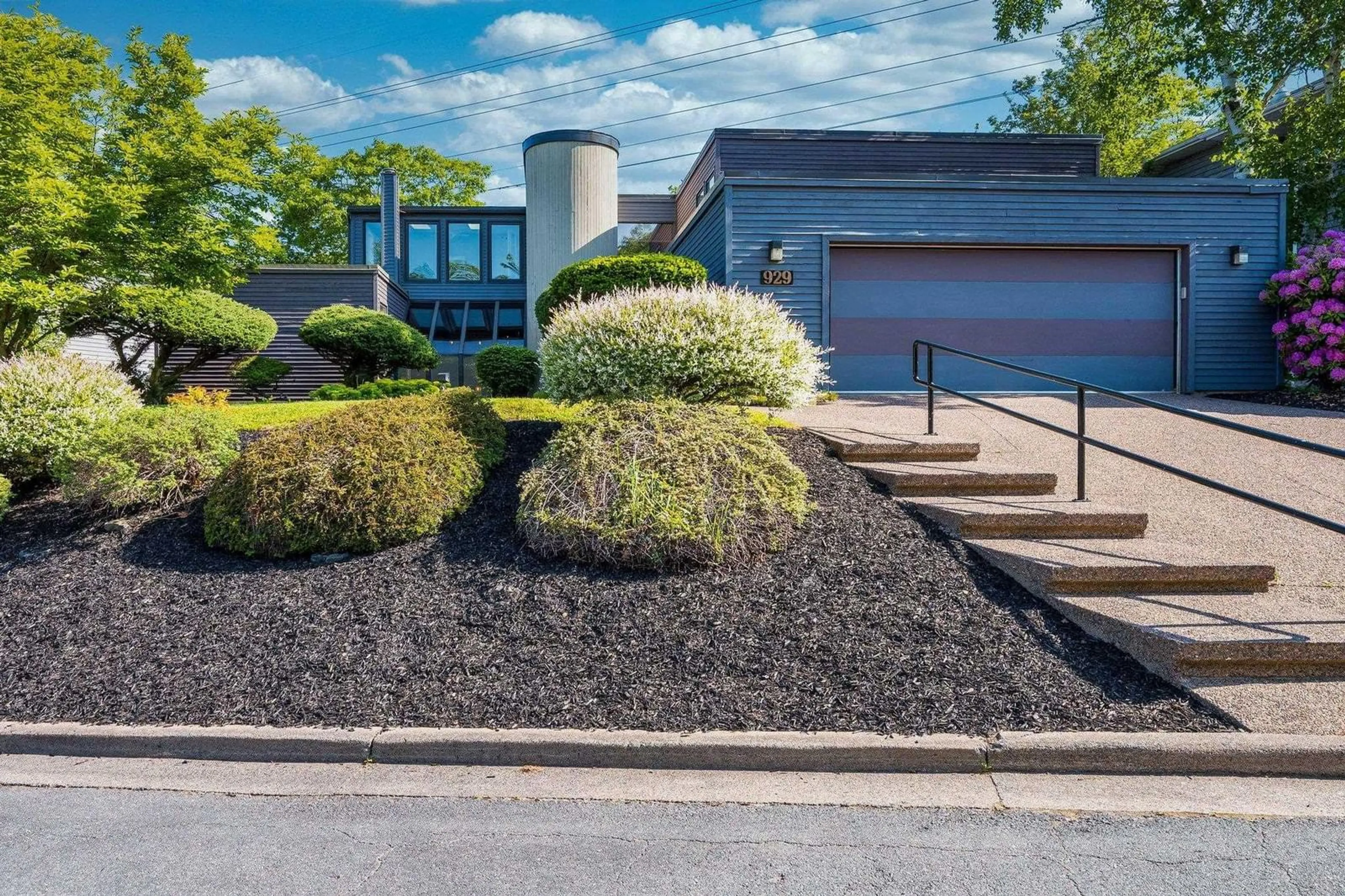 A pic from outside/outdoor area/front of a property/back of a property/a pic from drone, street for 929 Winwick Rd, Halifax Nova Scotia B3H 4L5
