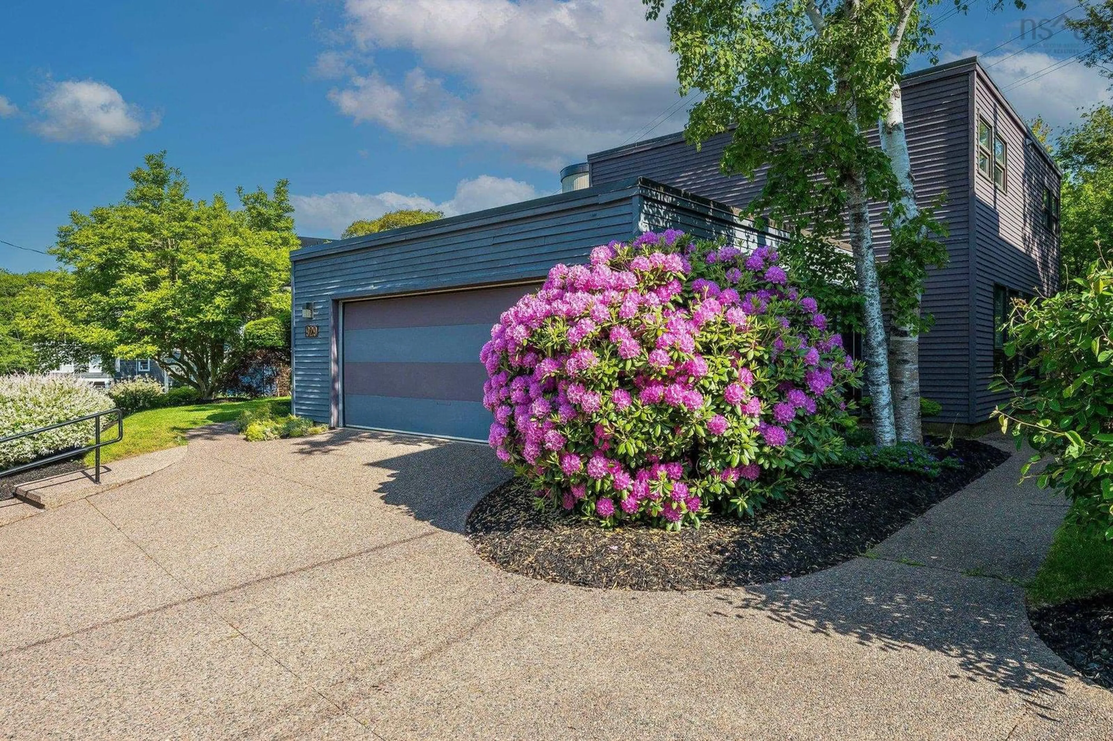 A pic from outside/outdoor area/front of a property/back of a property/a pic from drone, street for 929 Winwick Rd, Halifax Nova Scotia B3H 4L5