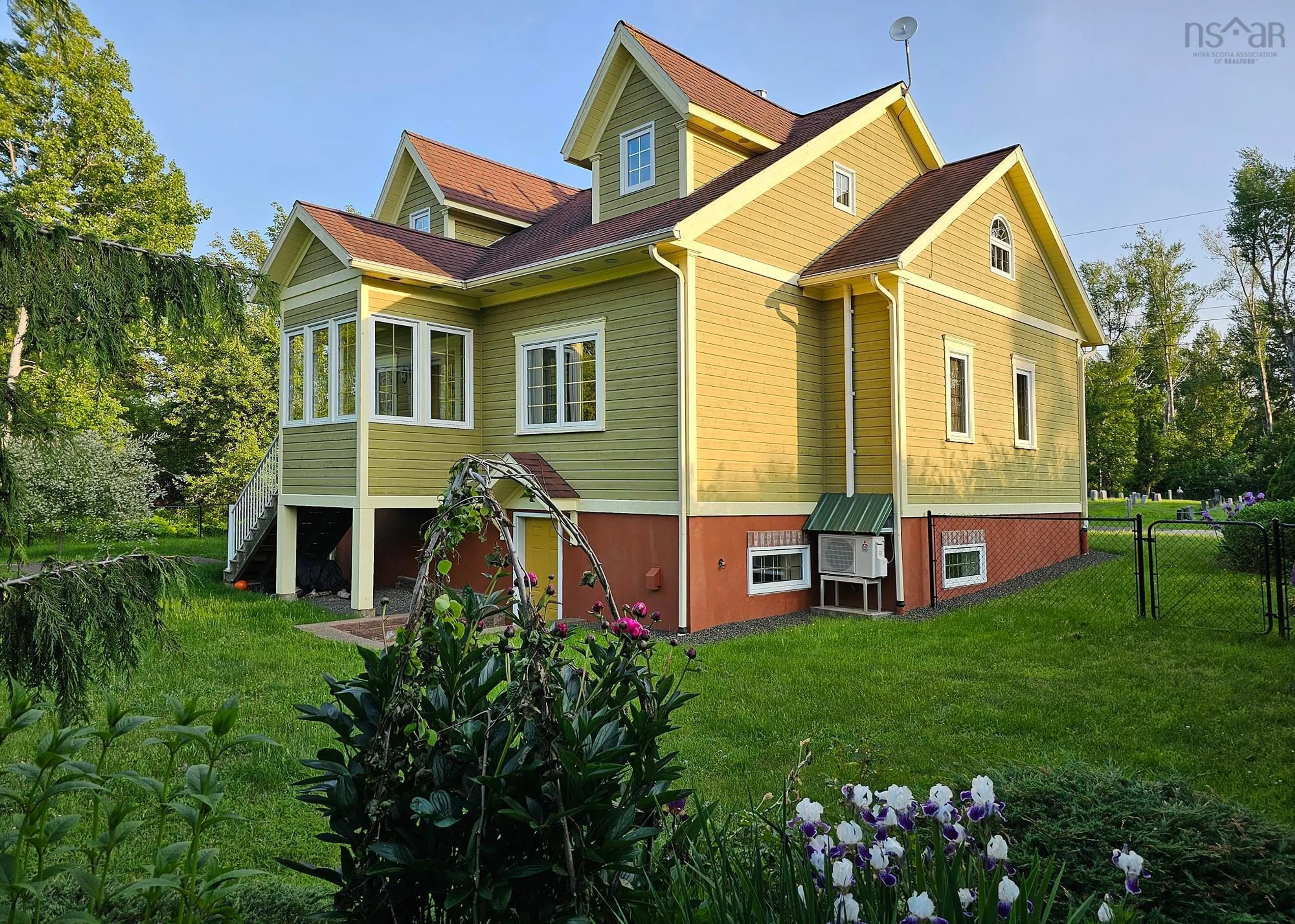 Home with vinyl exterior material, building for 24 Chapel St, Annapolis Royal Nova Scotia B0S 1A0