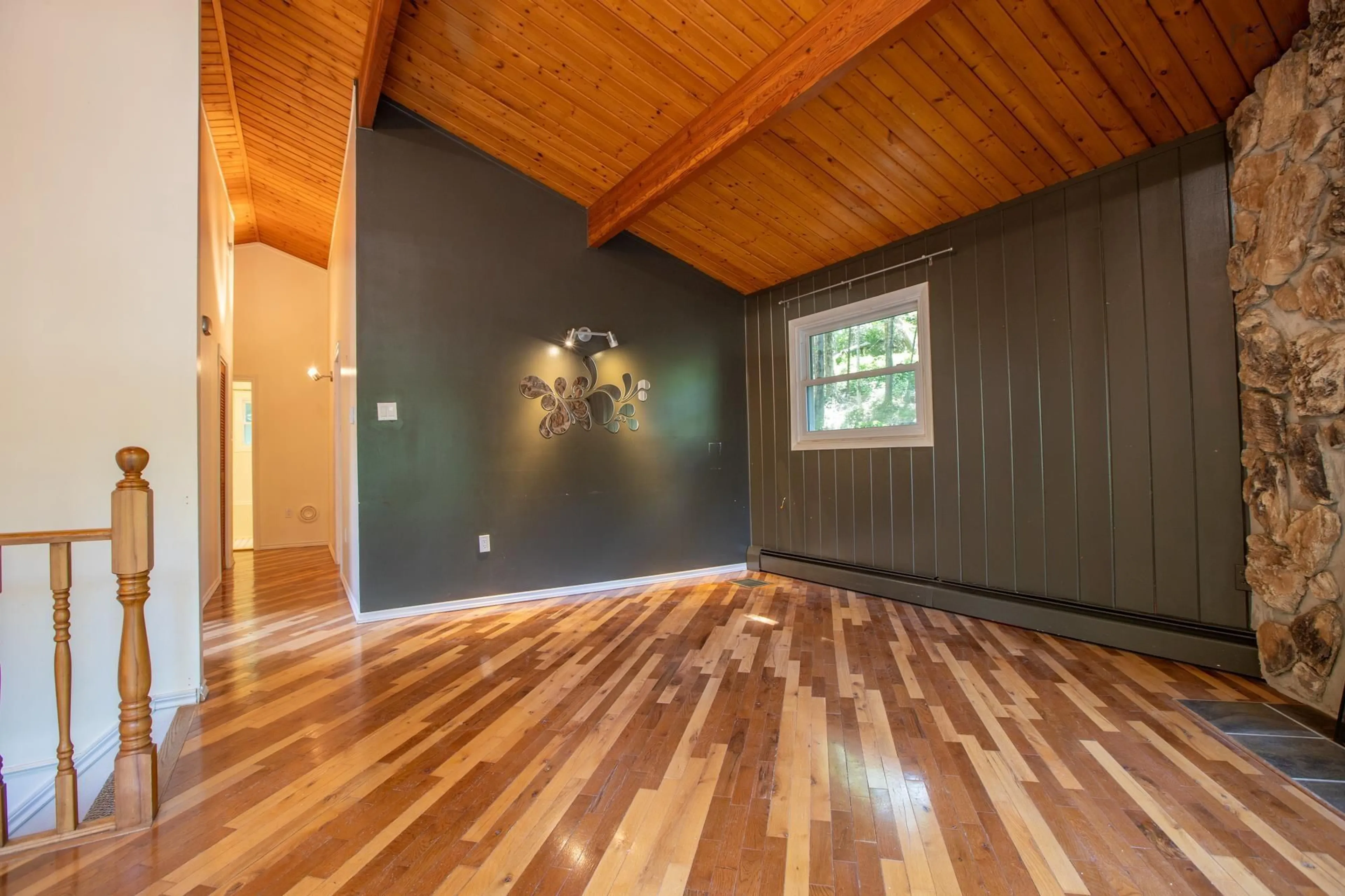 Indoor entryway for 90 Concord Ave, Fall River Nova Scotia B2T 1E7