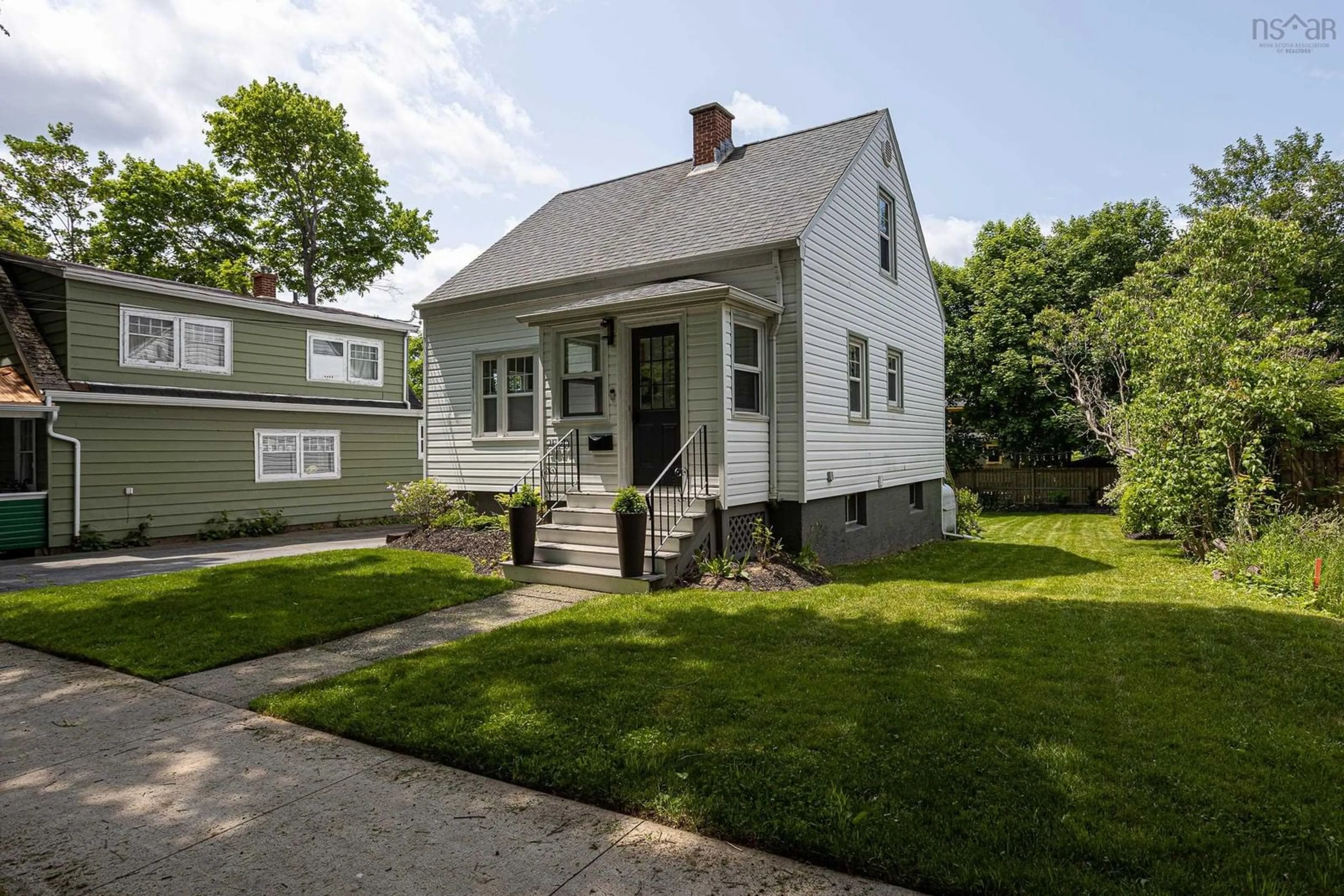 Home with vinyl exterior material, street for 2520 Elm St, Halifax Nova Scotia B3L 2Y4