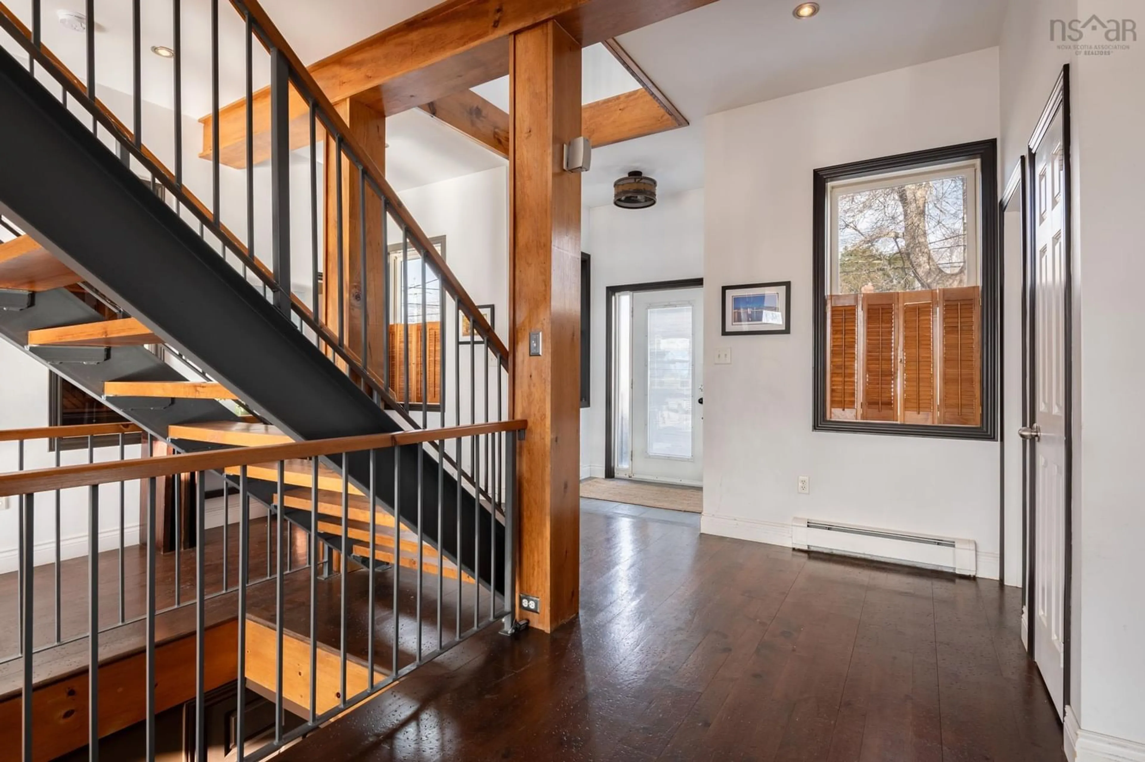Indoor entryway for 6880 Quinpool Rd, Halifax Nova Scotia B3L 1C4