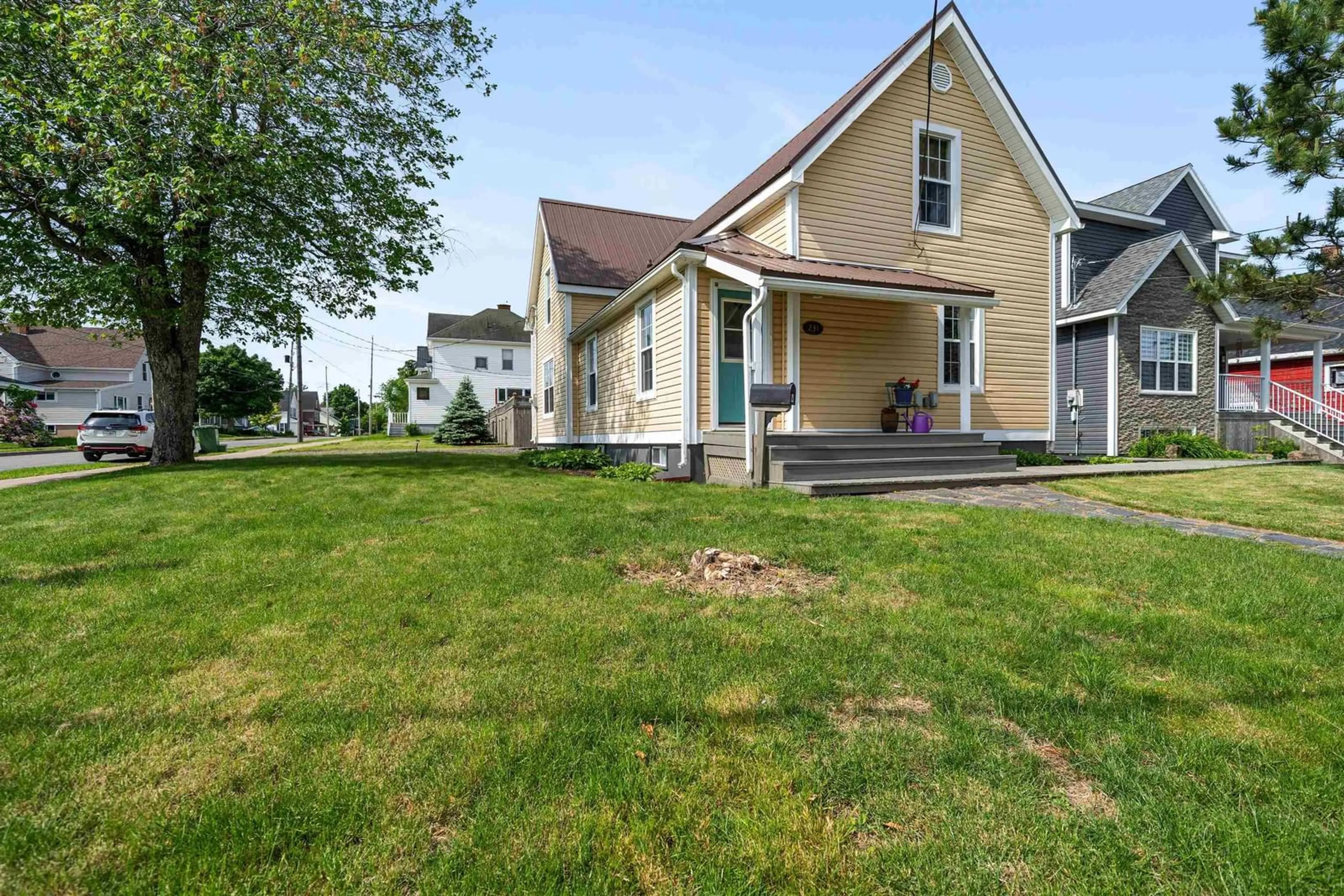 A pic from outside/outdoor area/front of a property/back of a property/a pic from drone, street for 231 Acadia St, New Glasgow Nova Scotia B2H 4G7