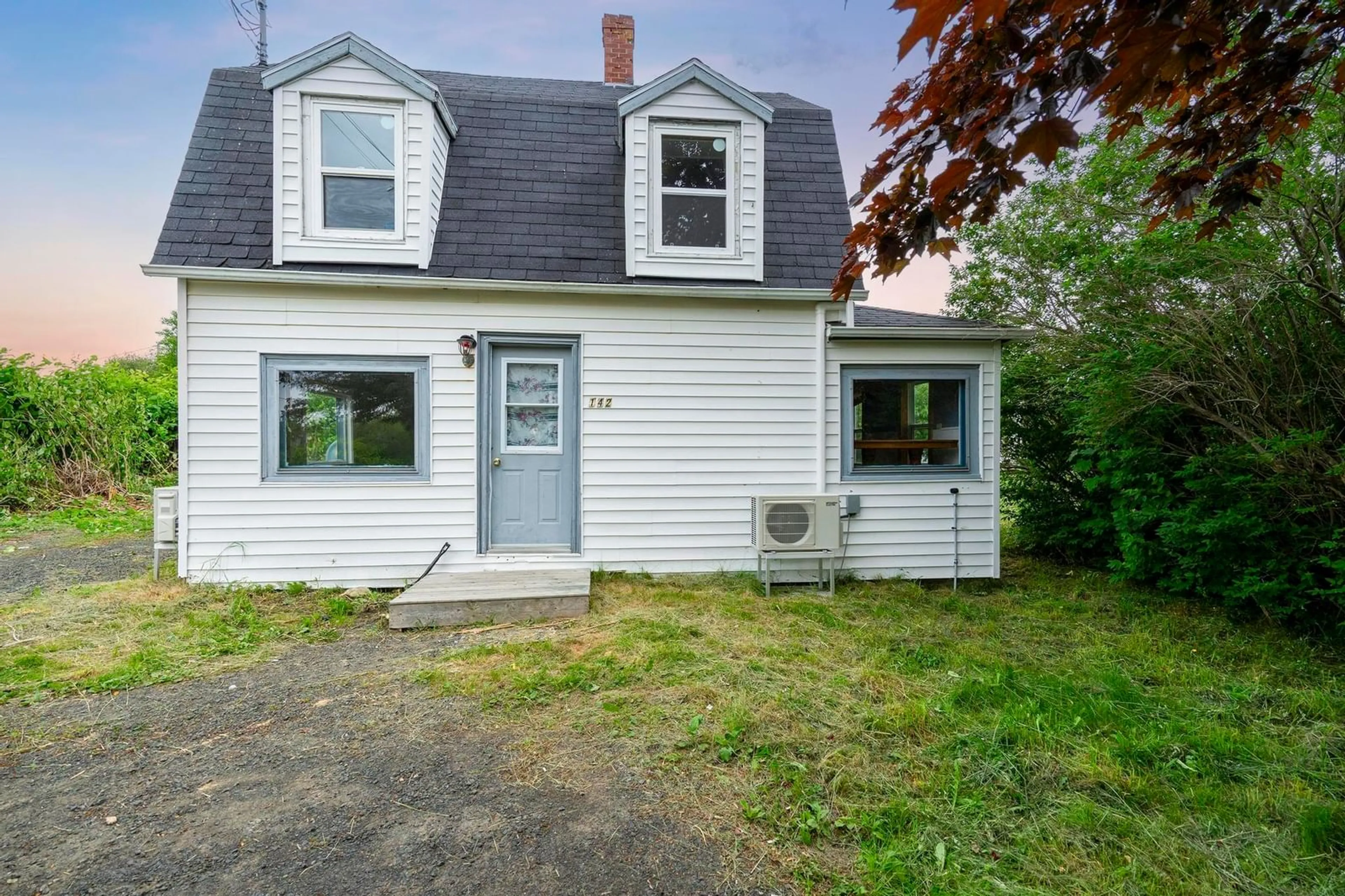 Home with vinyl exterior material, street for 142 Victoria St, Digby Nova Scotia B0V 1A0