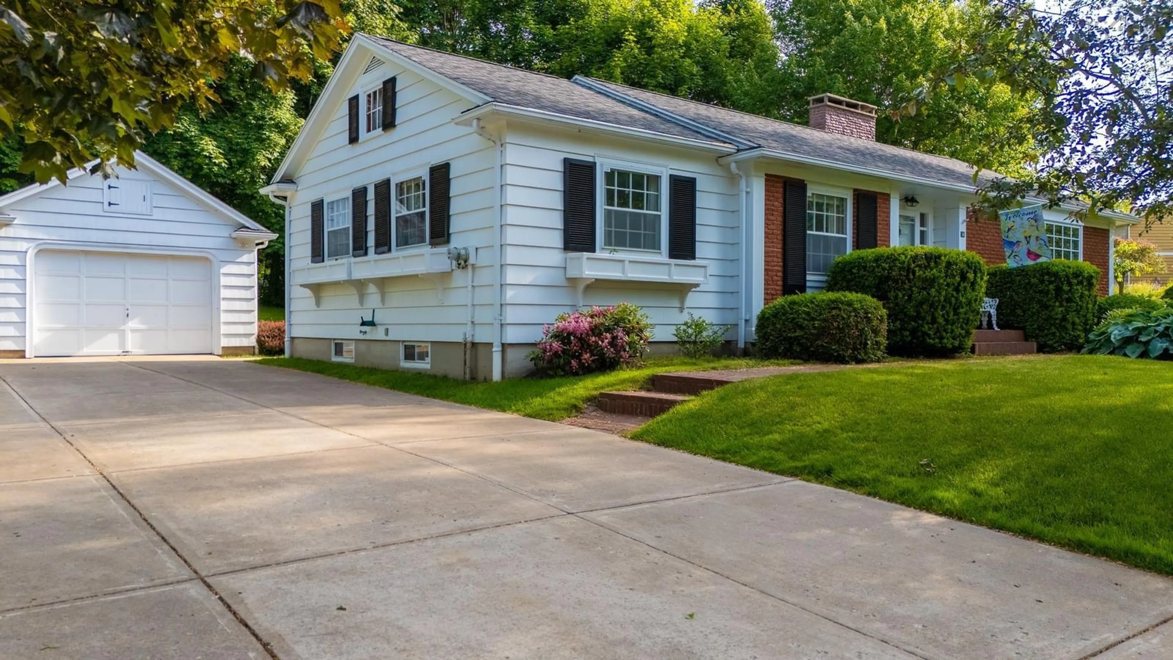 Home with vinyl exterior material, street for 32 Fielding Ave, Kentville Nova Scotia B4N 2T6