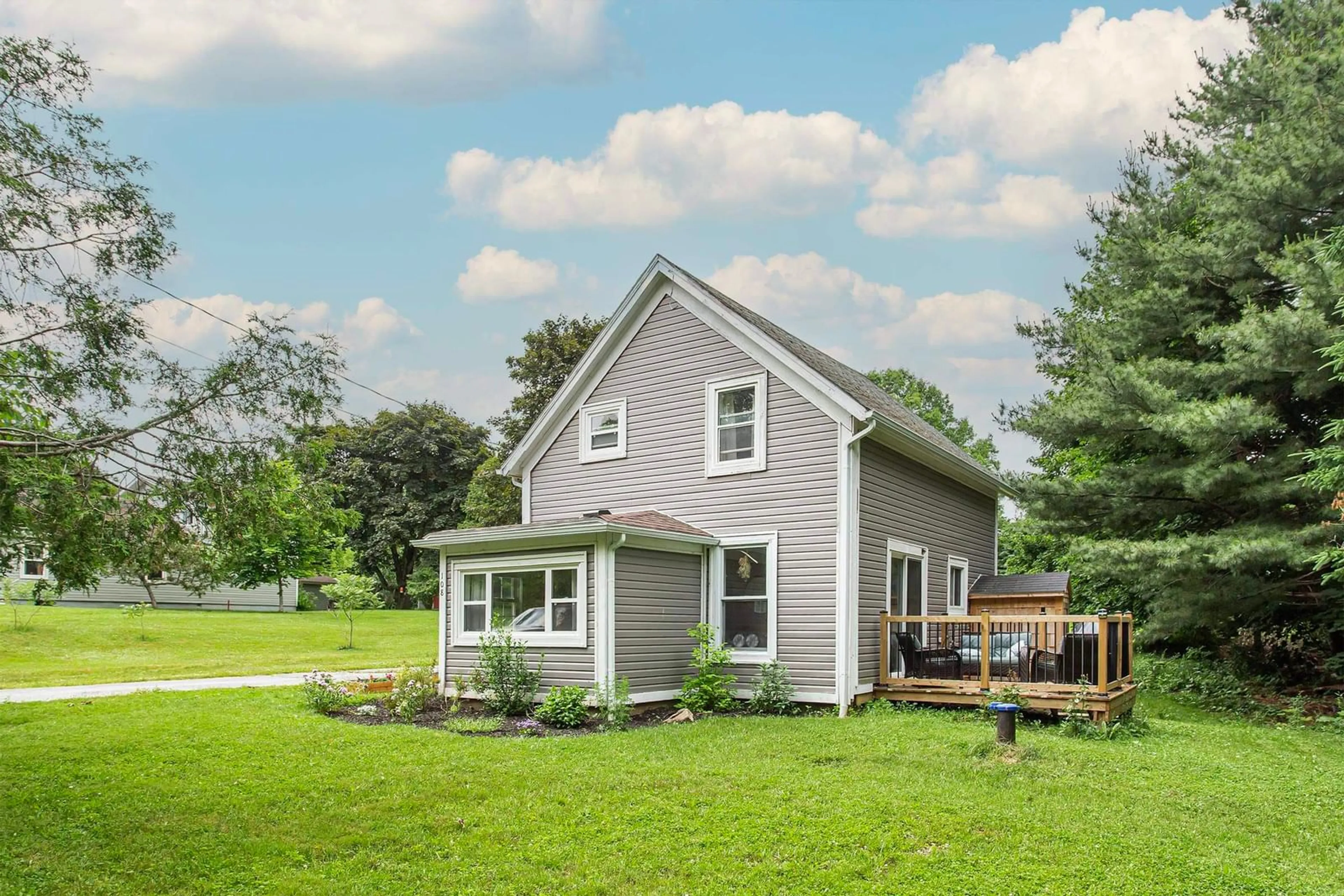 Home with vinyl exterior material, unknown for 108 Cottage St, Berwick Nova Scotia B0P 1E0