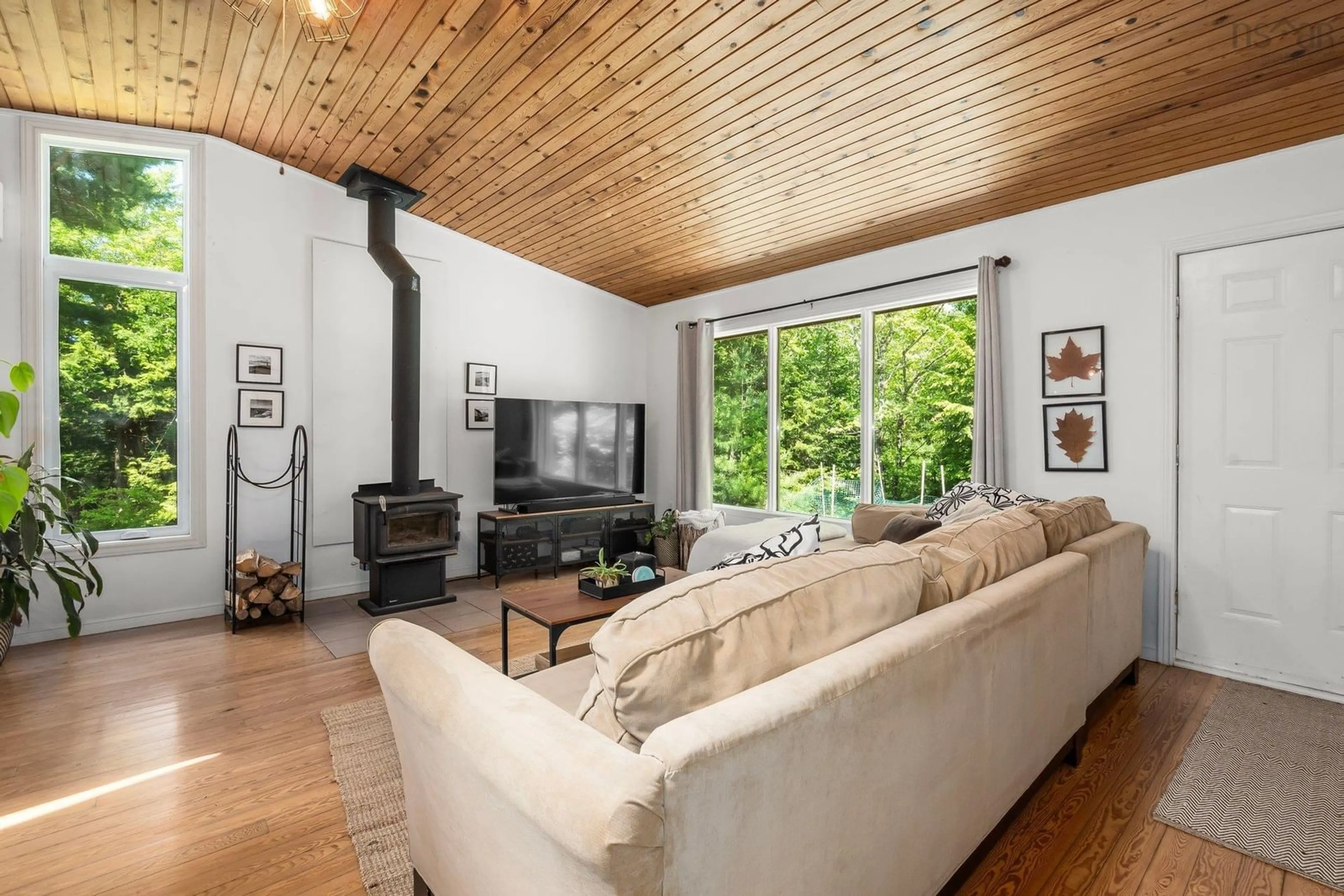 Living room with furniture, wood/laminate floor for 95 White Tail Pass, Vaughan Nova Scotia B0N 2T0