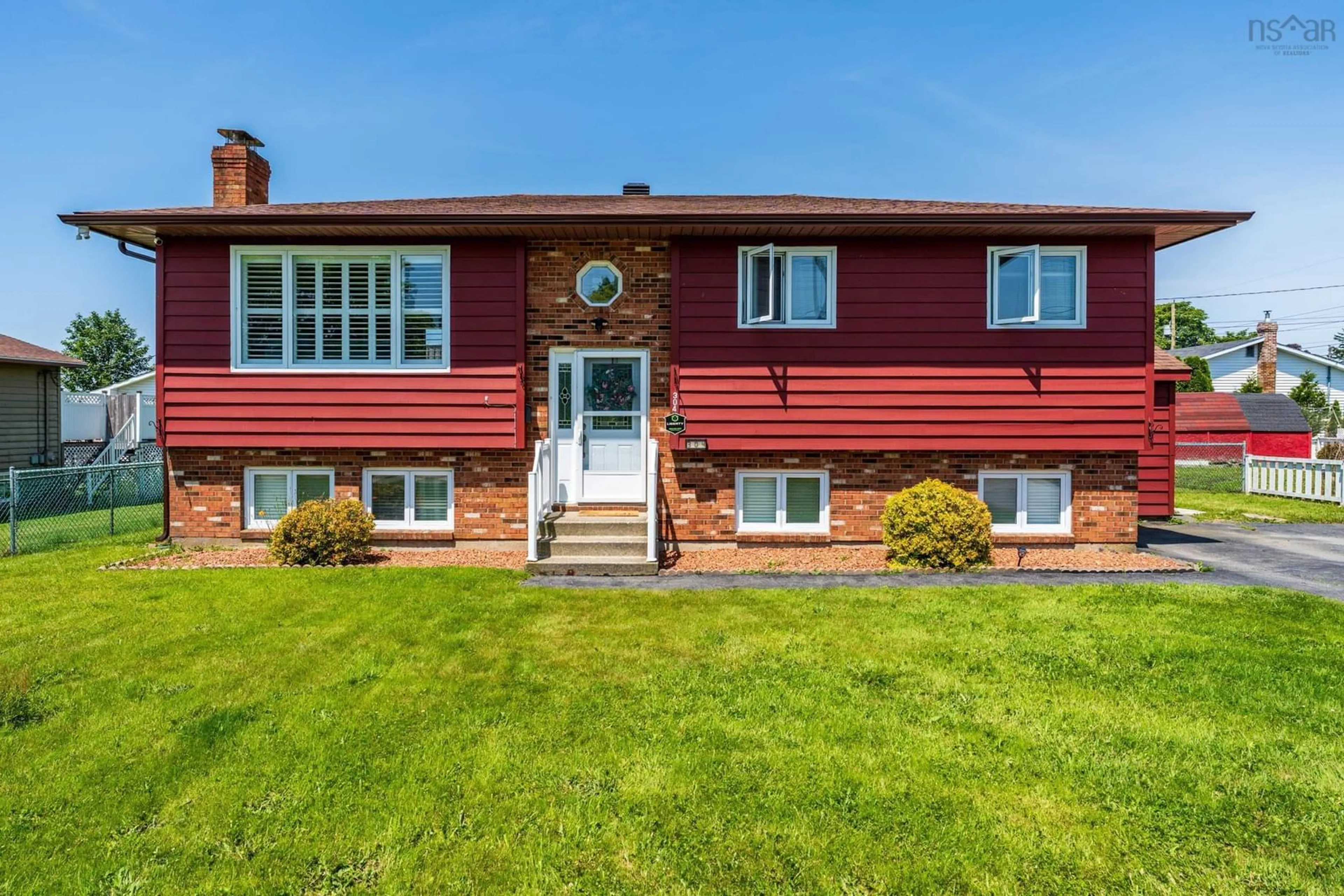 Home with vinyl exterior material, street for 304 Pleasant St, Yarmouth Nova Scotia B5A 4L6