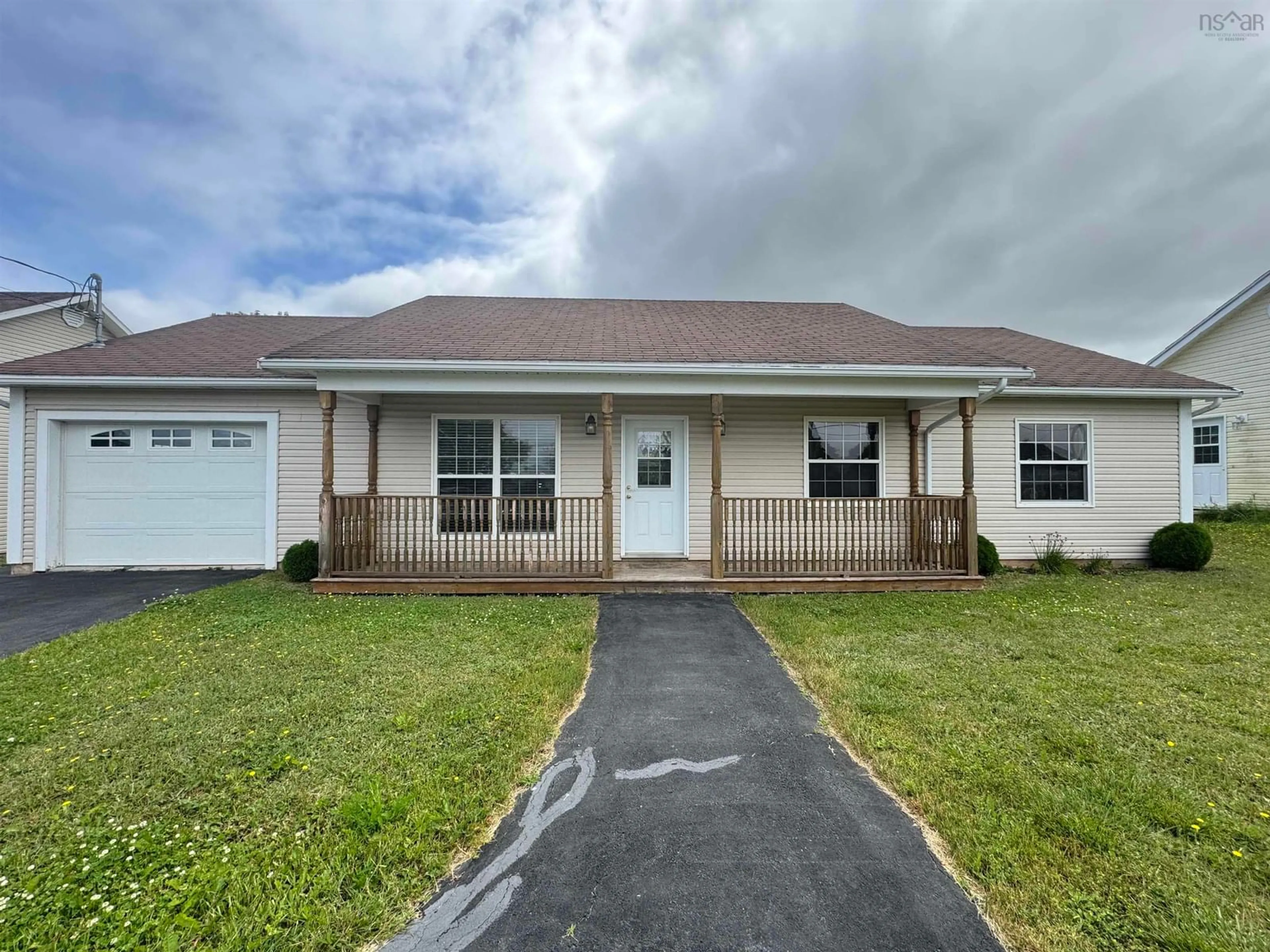 Home with vinyl exterior material, street for 2386 North Ave, Canning Nova Scotia B0P 1H0
