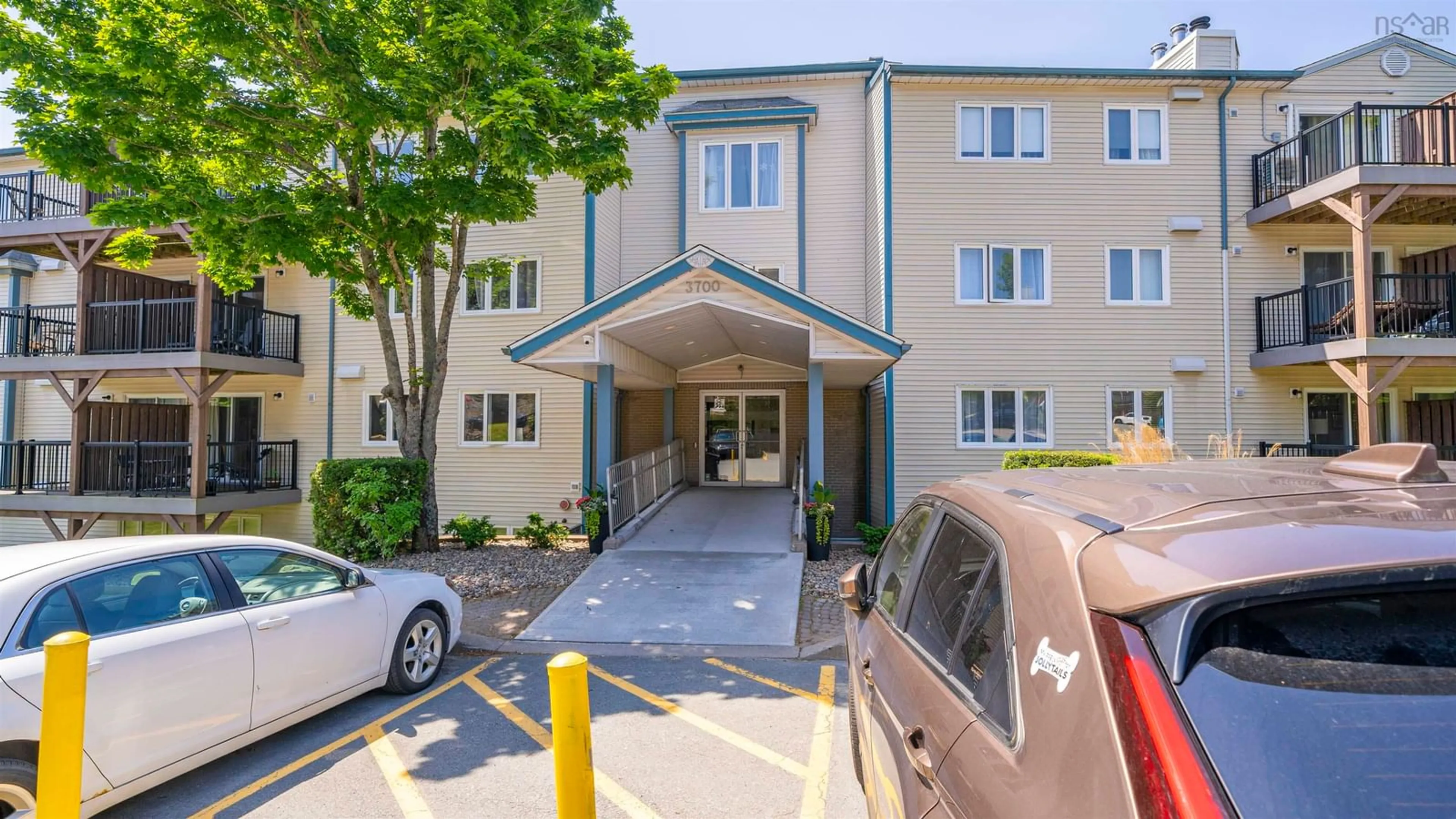 Indoor foyer for 3700 John Parr Dr #424, Halifax Nova Scotia B3K 5V4