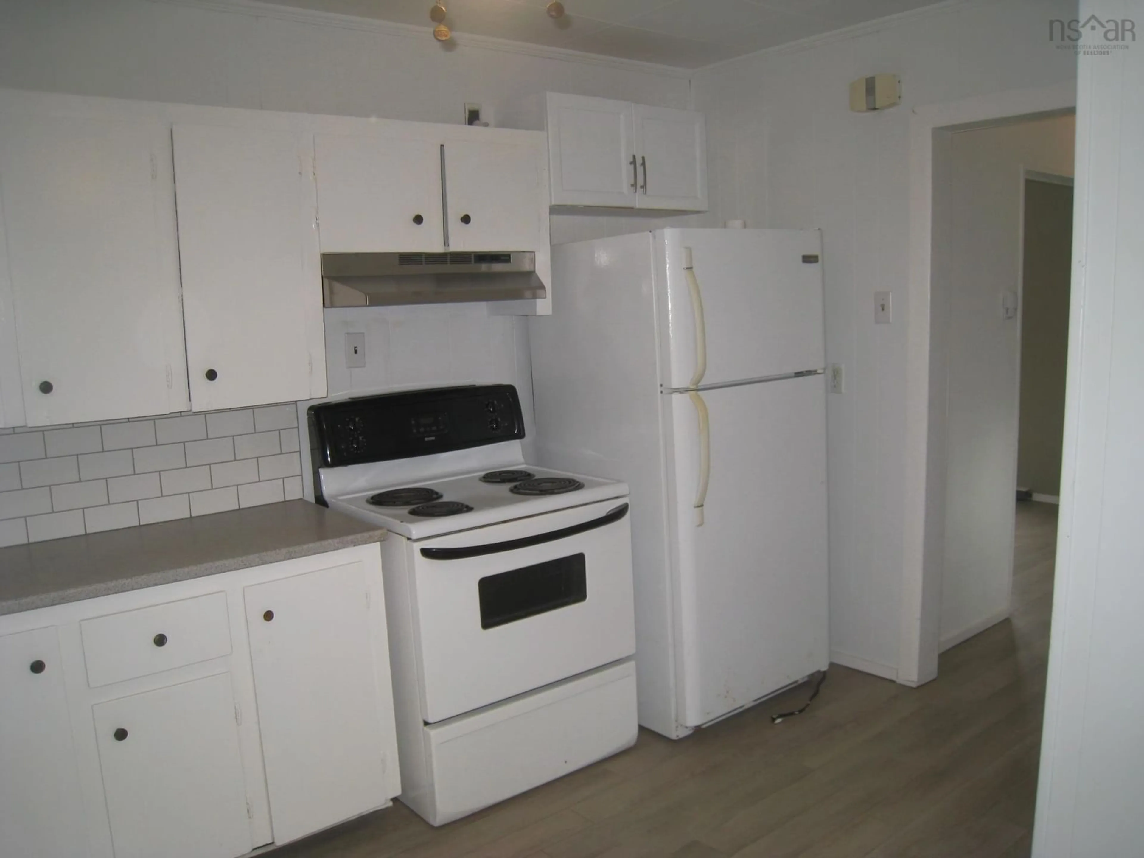 Standard kitchen, unknown for 5549-5551 Leeds St, Halifax Peninsula Nova Scotia B3K 2T3