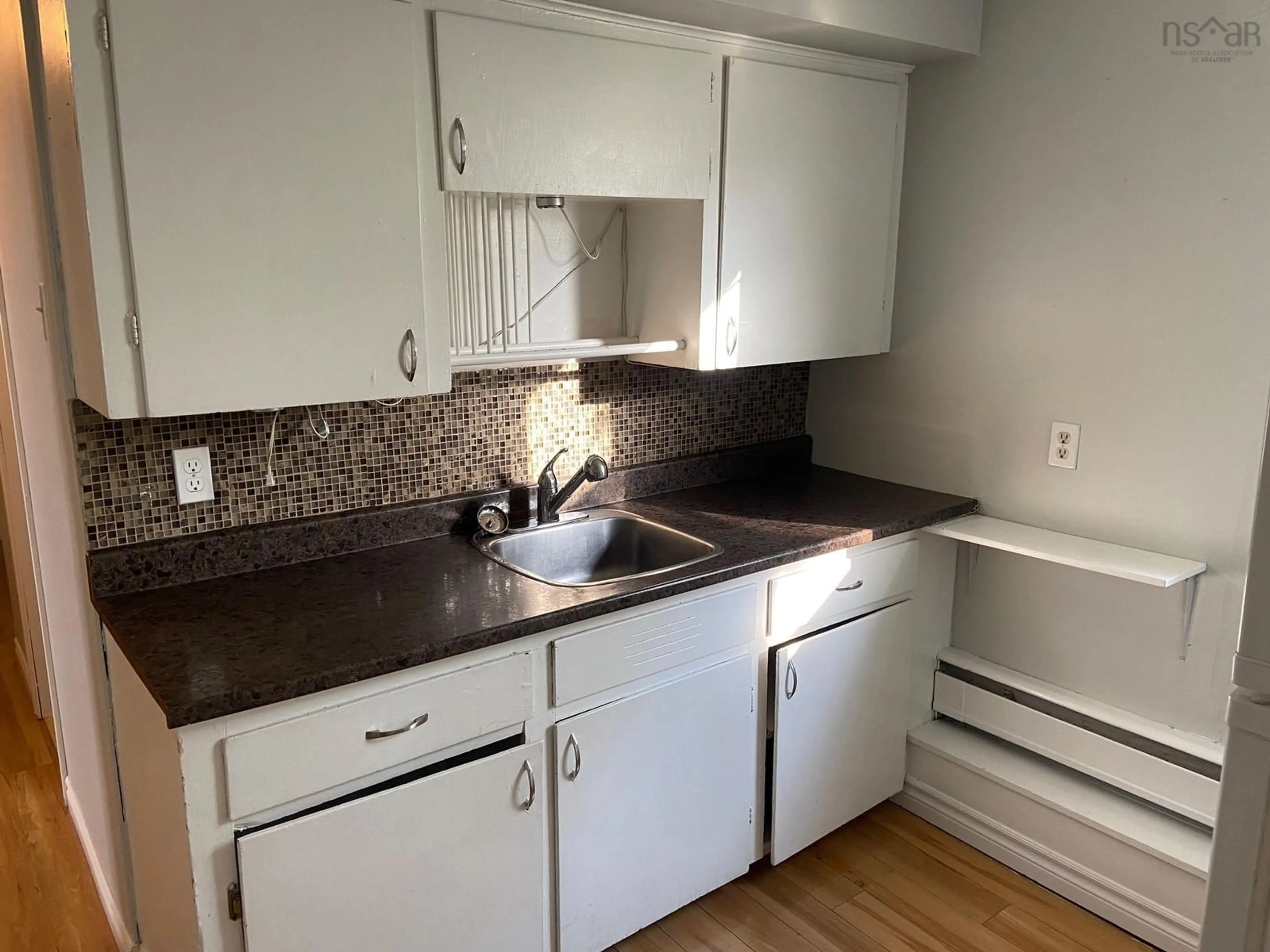 Standard kitchen, unknown for 5549-5551 Leeds St, Halifax Peninsula Nova Scotia B3K 2T3