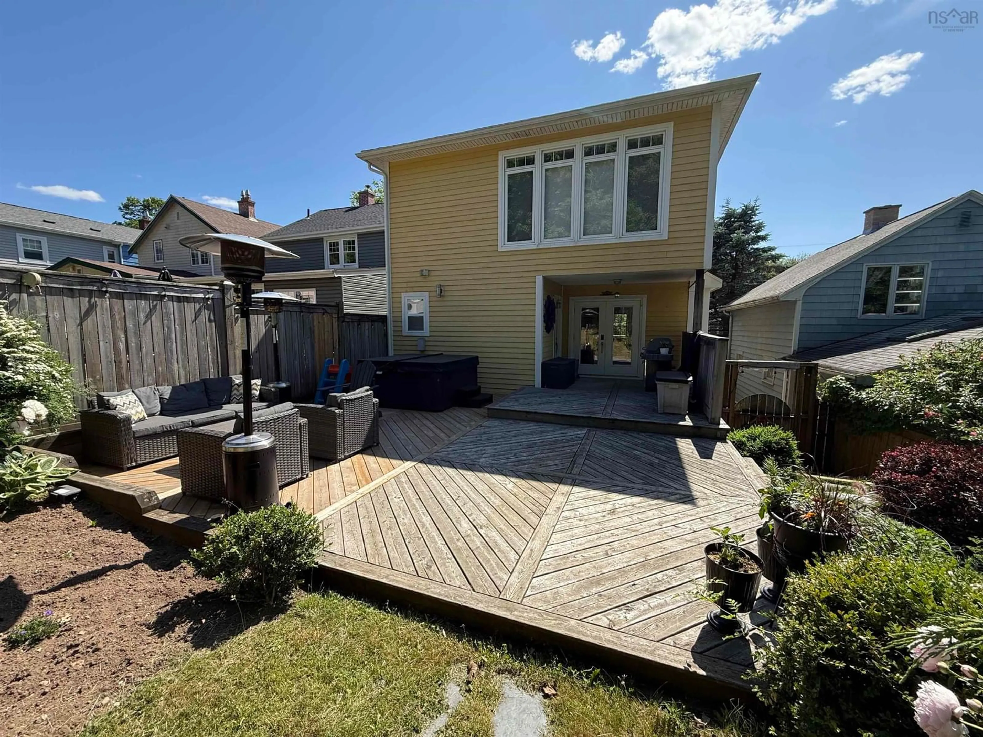 A pic from outside/outdoor area/front of a property/back of a property/a pic from drone, street for 2551 Sherwood St, Halifax Nova Scotia B3L 3G9