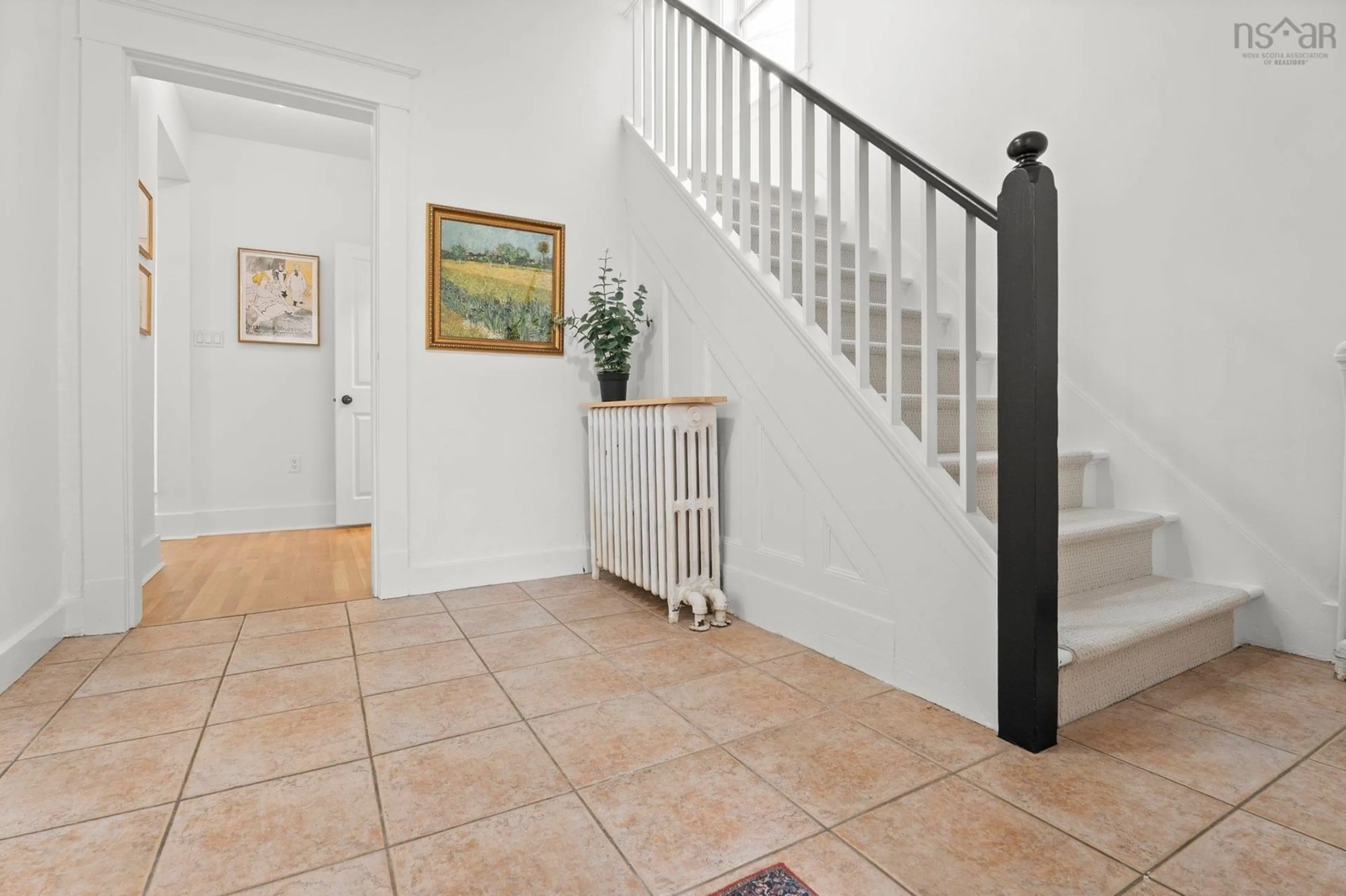 Indoor foyer for 1814 Chestnut St, Halifax Nova Scotia B3H 3T8