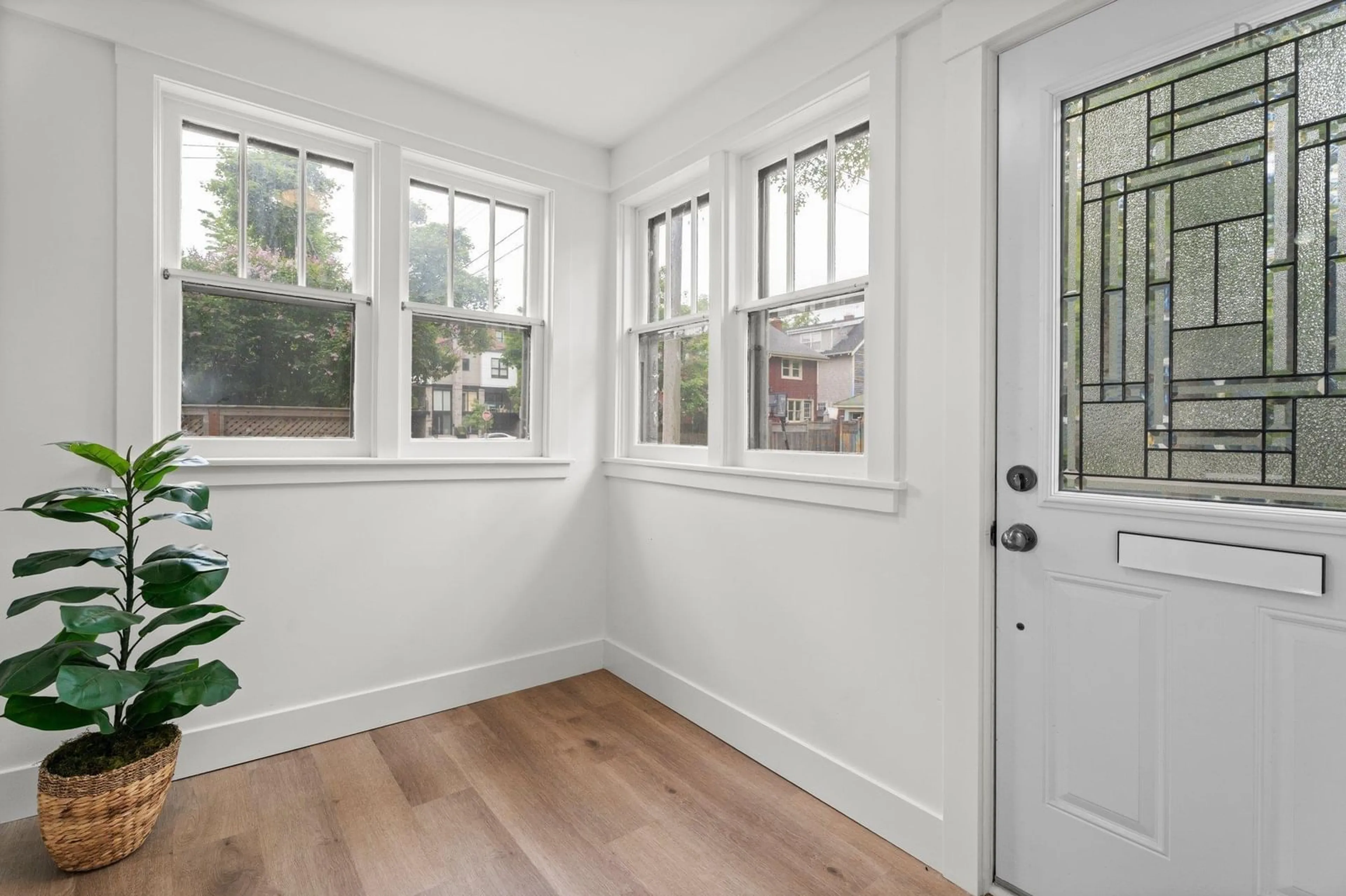 Indoor entryway for 1814 Chestnut St, Halifax Nova Scotia B3H 3T8