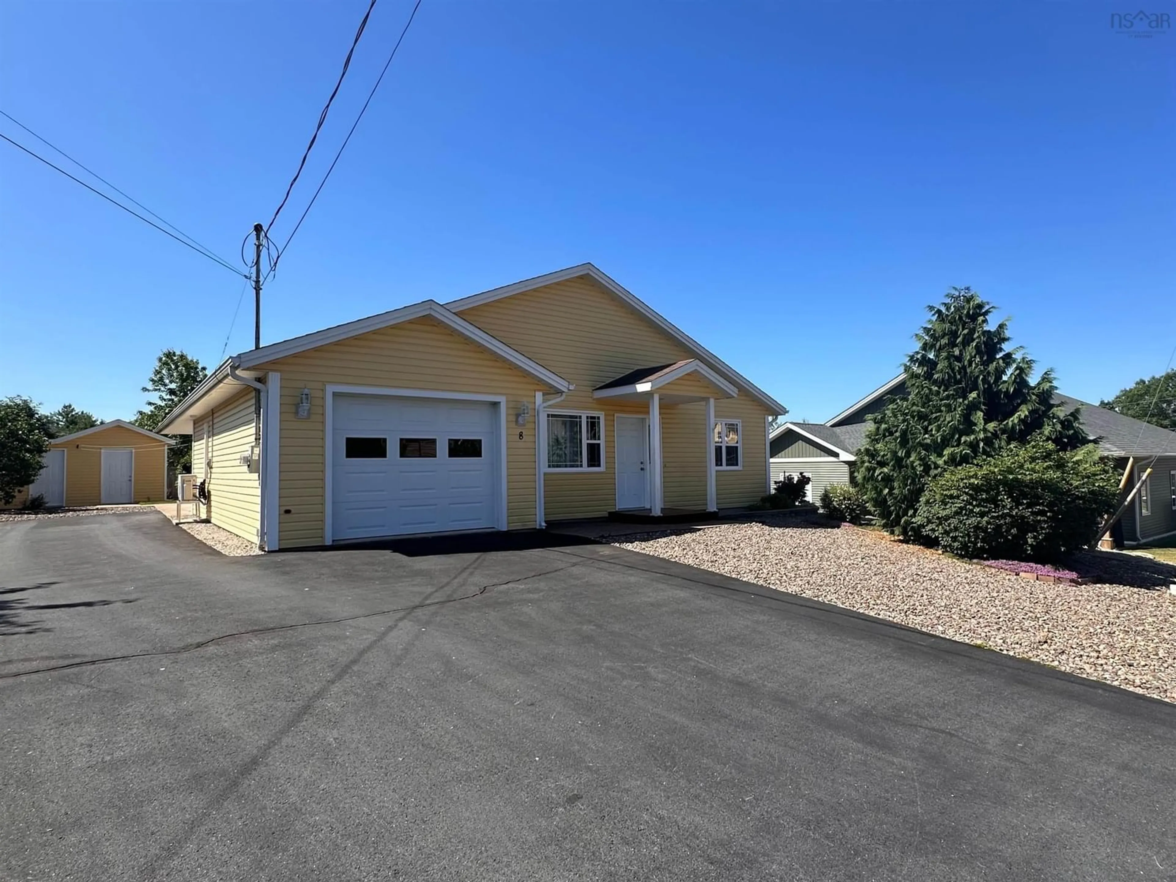 Unknown for 8 Dr Ernst Crt, Bridgewater Nova Scotia B4V 9A3