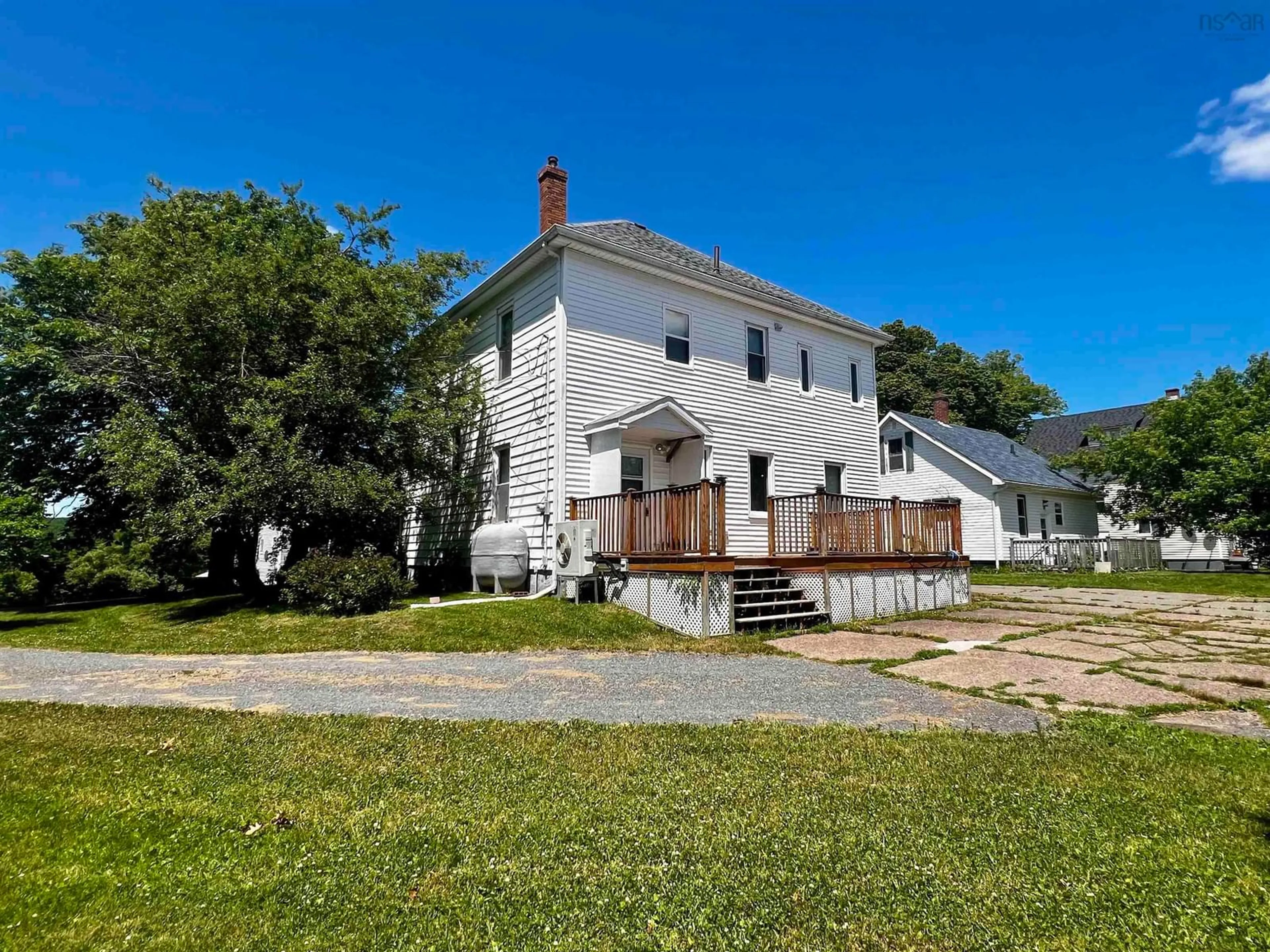 A pic from outside/outdoor area/front of a property/back of a property/a pic from drone, street for 548 Nelson St, New Glasgow Nova Scotia B2H 3C7