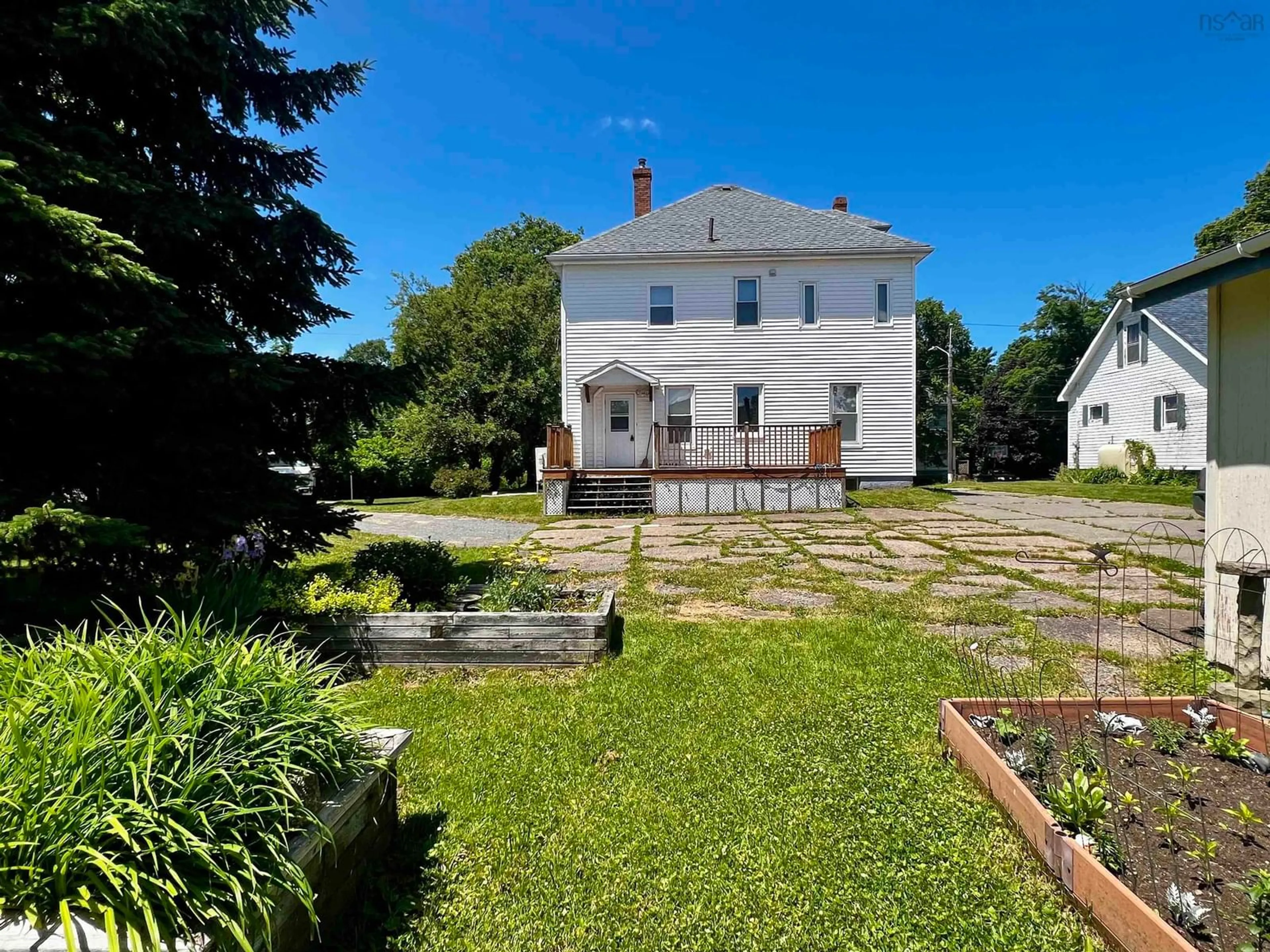 A pic from outside/outdoor area/front of a property/back of a property/a pic from drone, building for 548 Nelson St, New Glasgow Nova Scotia B2H 3C7