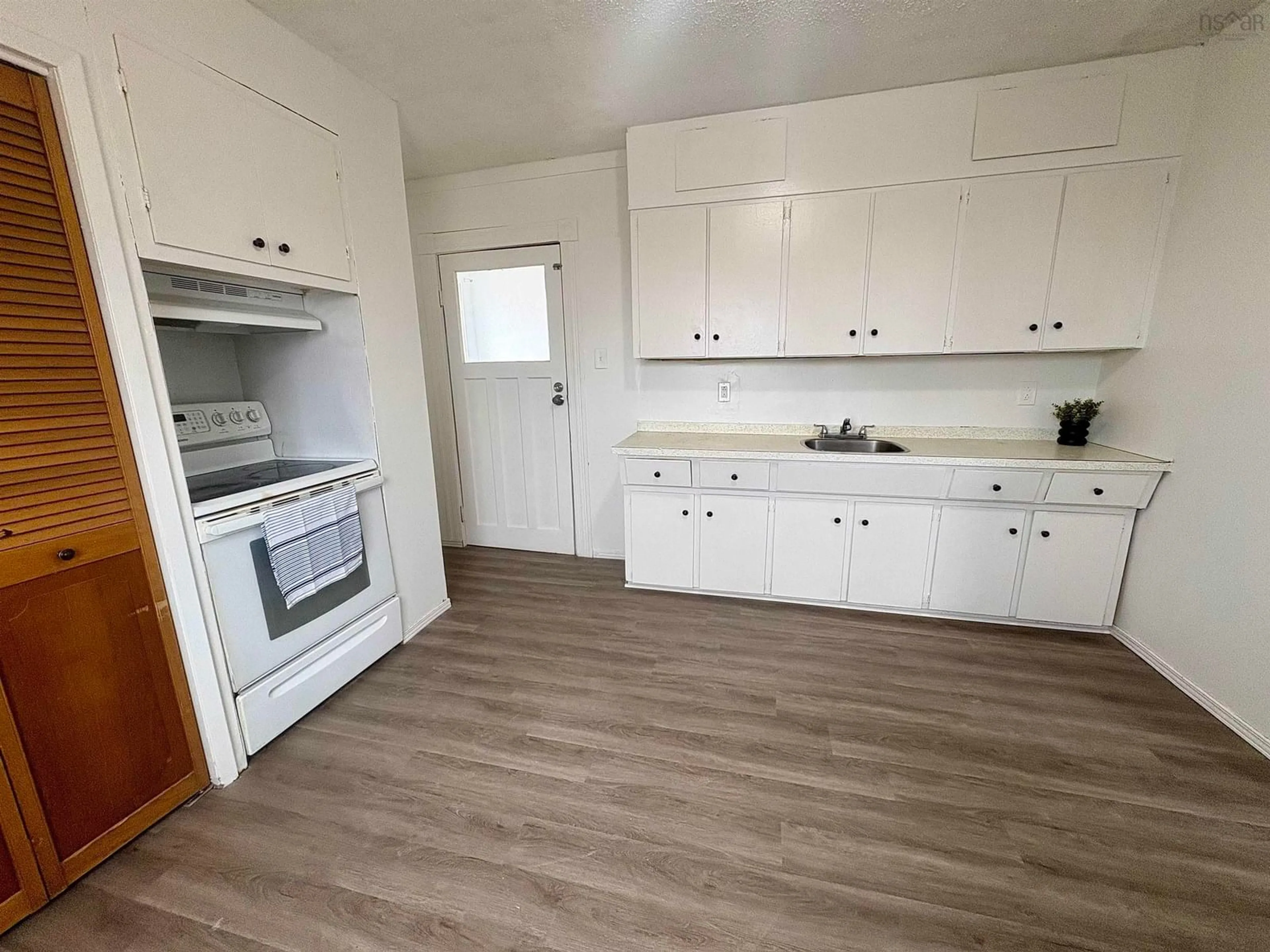 Standard kitchen, wood/laminate floor for 818 Donkin Hwy, Donkin Nova Scotia B1A 6P2