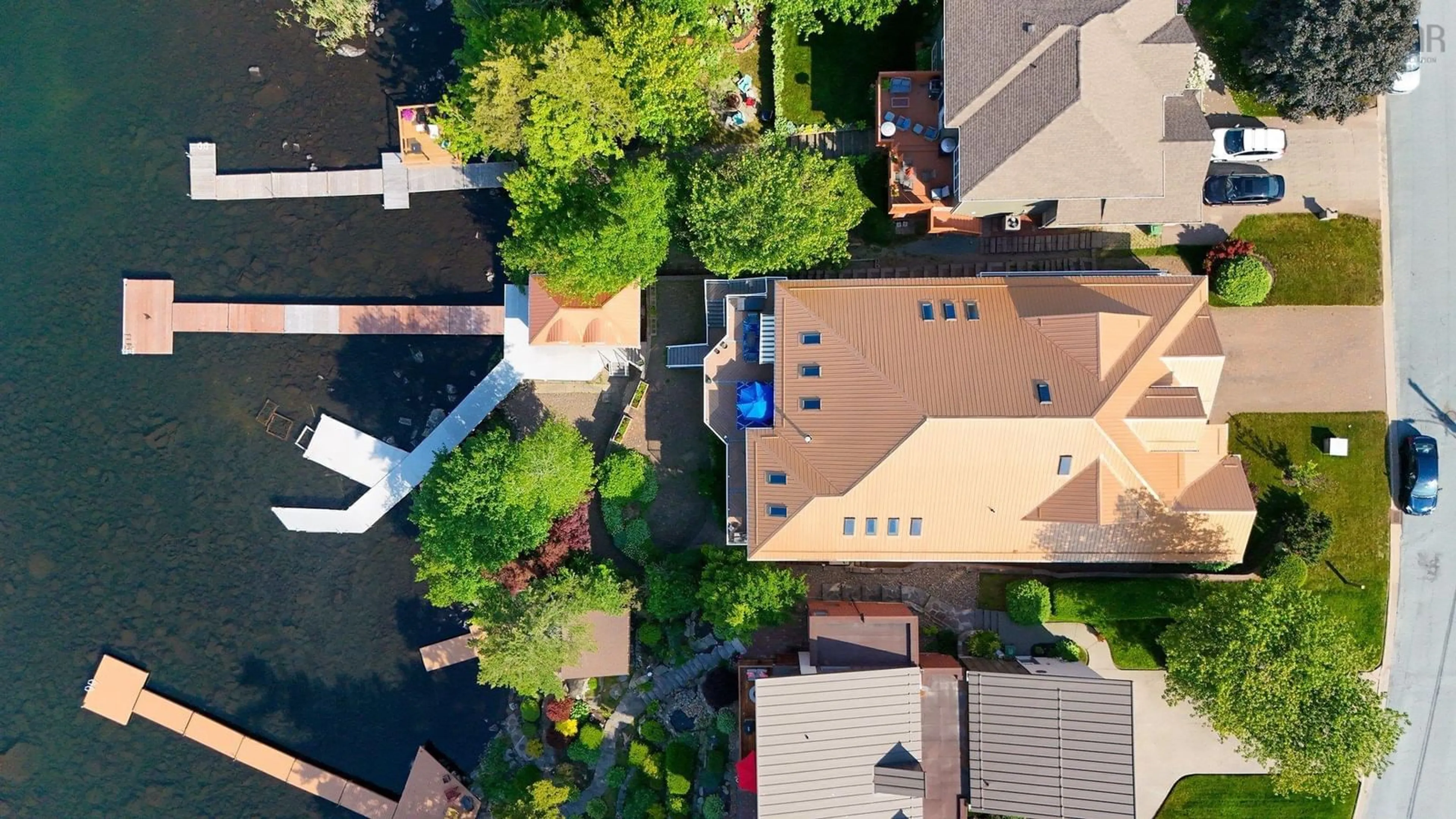 A pic from outside/outdoor area/front of a property/back of a property/a pic from drone, street for 35 Lakeshore Park Terr, Dartmouth Nova Scotia B3A 4Z4