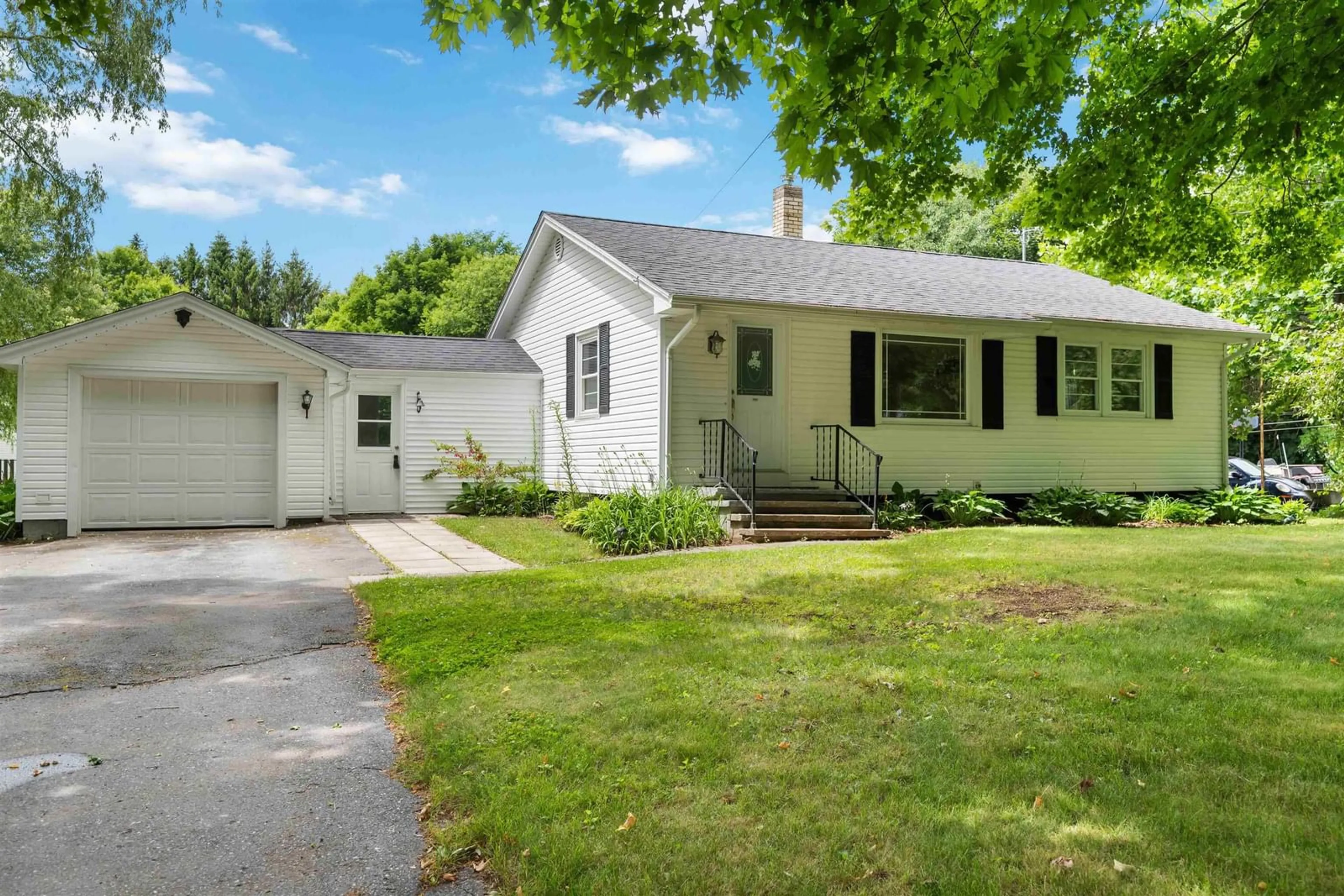 Home with vinyl exterior material, street for 1113 Maple Ave, Aylesford Nova Scotia B0P 1C0