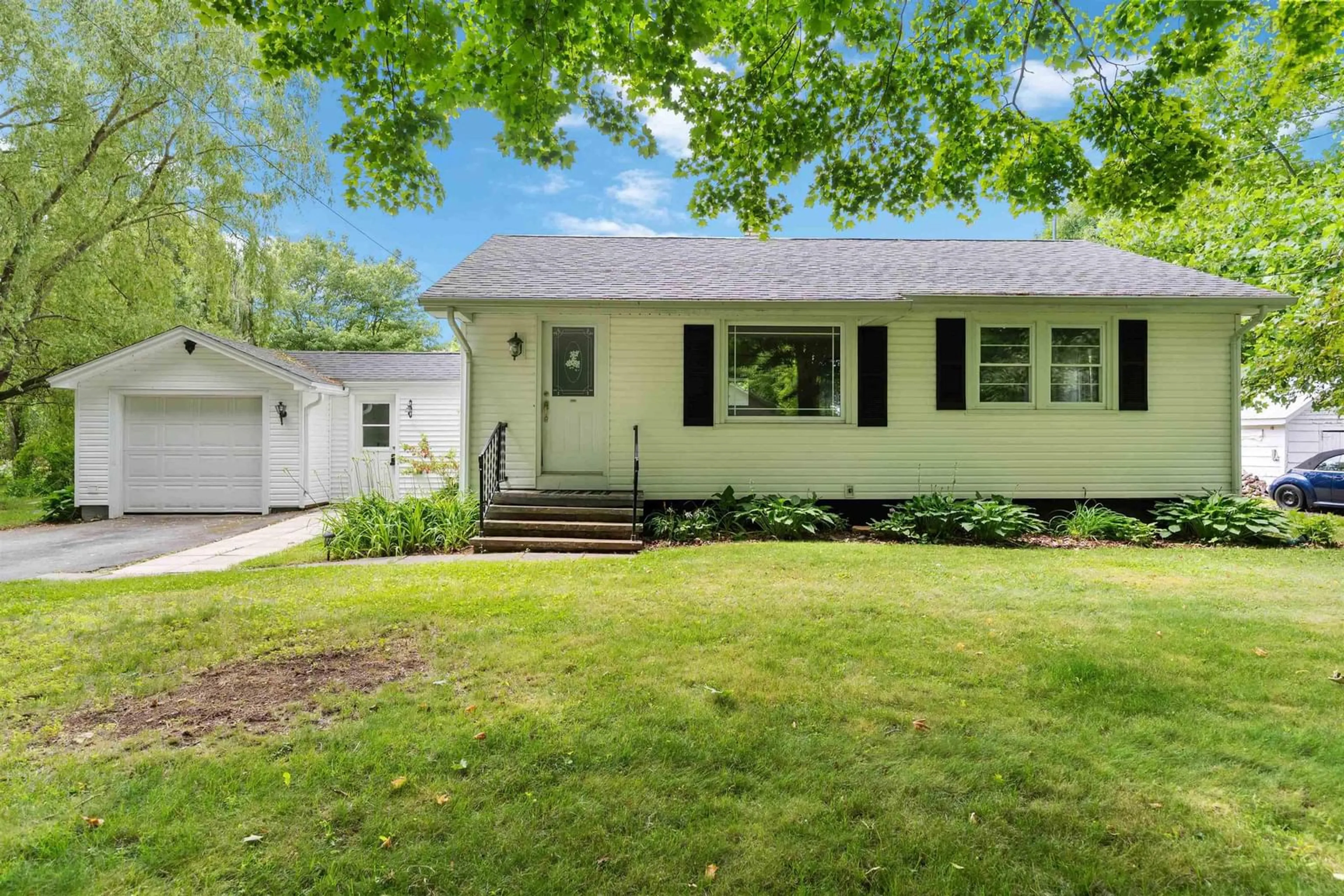 Home with vinyl exterior material, street for 1113 Maple Ave, Aylesford Nova Scotia B0P 1C0