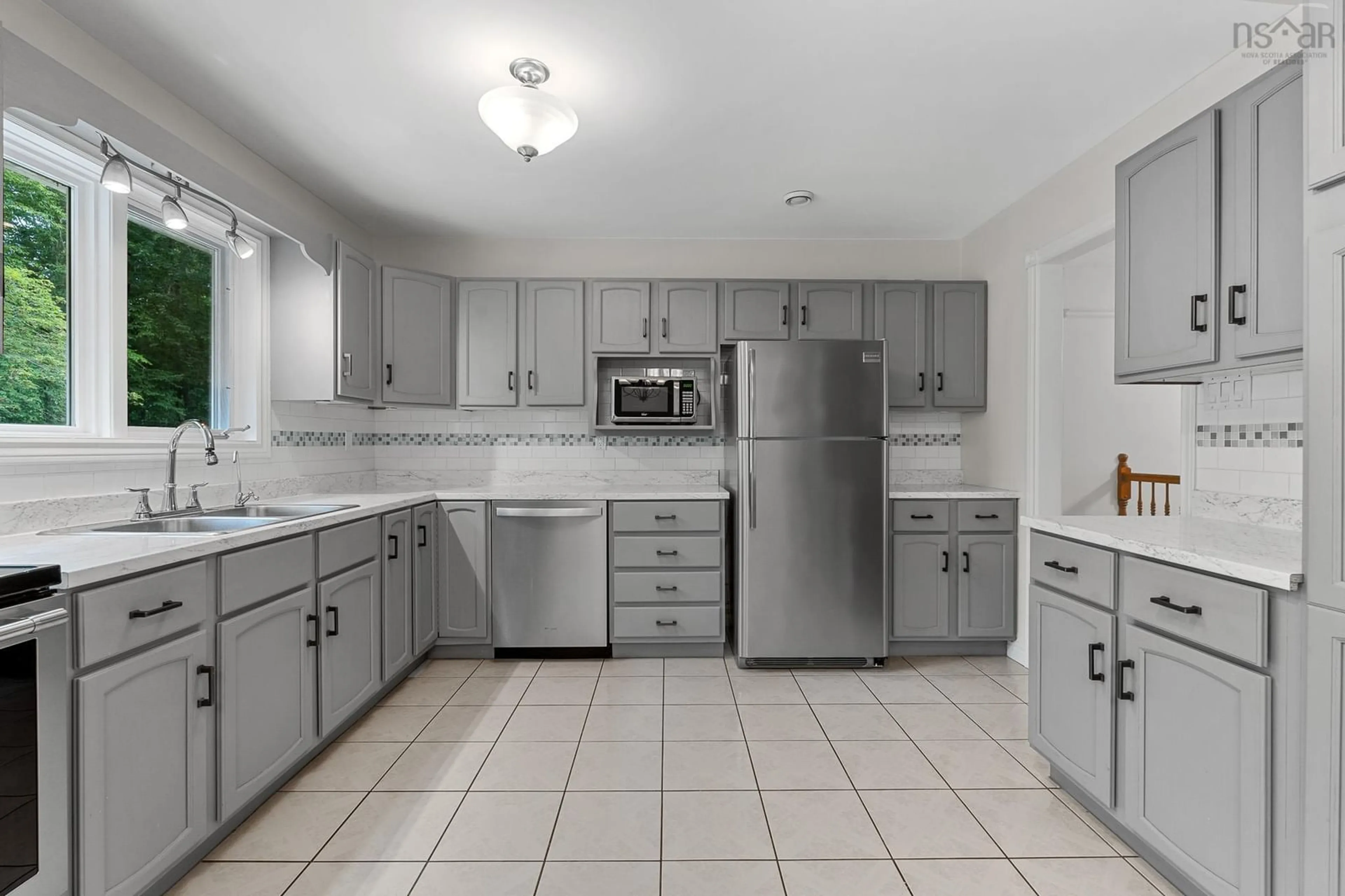 Standard kitchen, ceramic/tile floor for 239 Howe Ave, Fall River Nova Scotia B2T 1H7