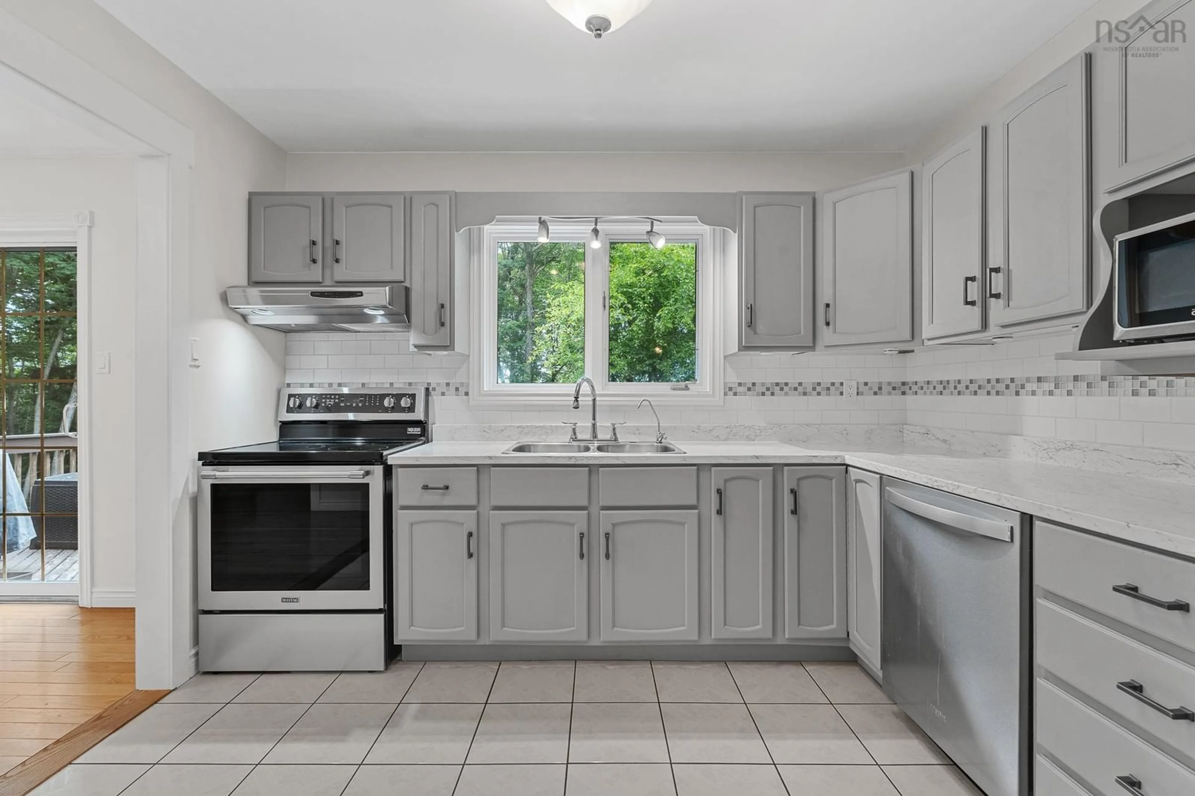 Standard kitchen, ceramic/tile floor for 239 Howe Ave, Fall River Nova Scotia B2T 1H7
