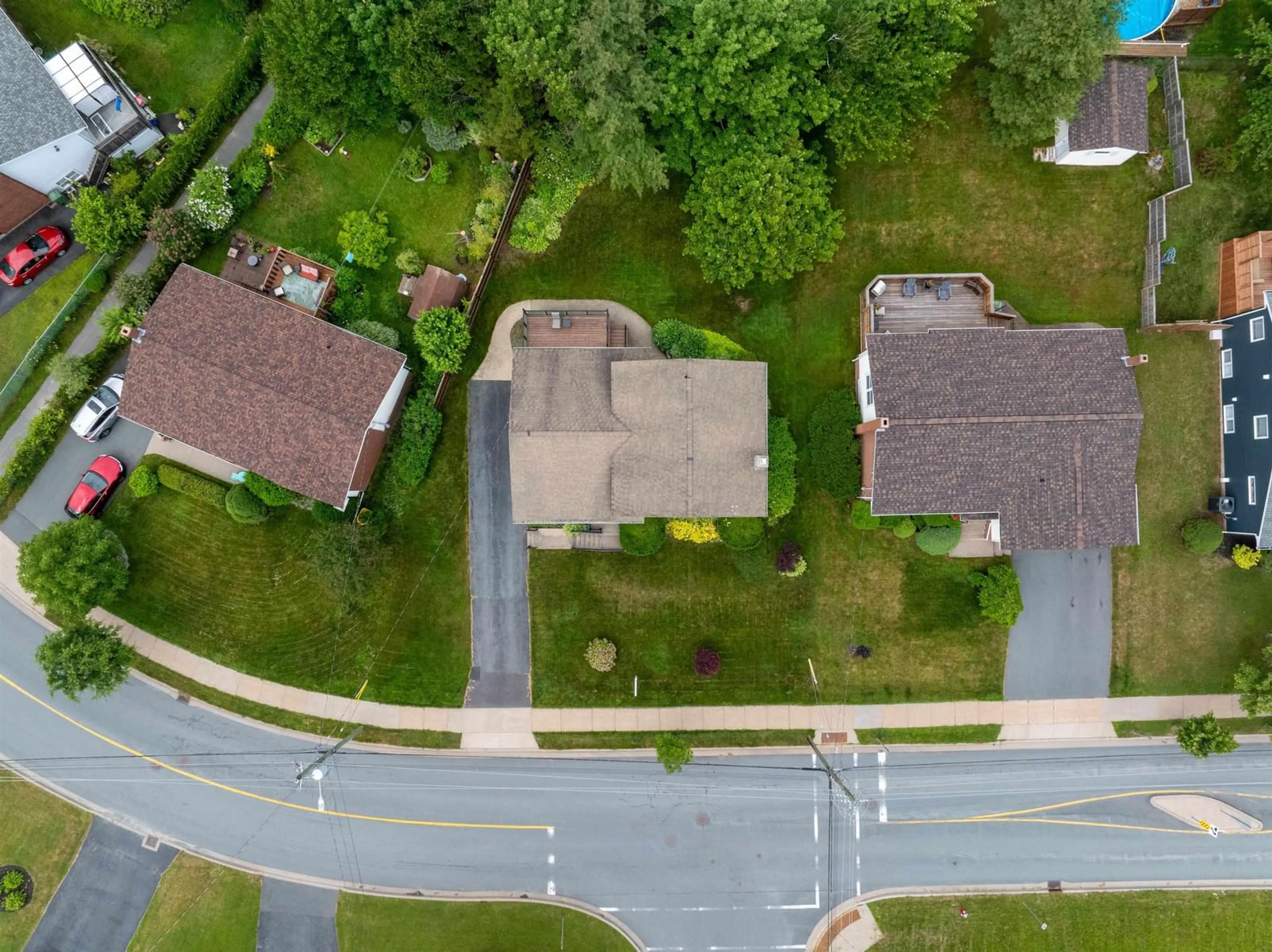 A pic from outside/outdoor area/front of a property/back of a property/a pic from drone, street for 533 Colby Dr, Cole Harbour Nova Scotia B2V 1Z5