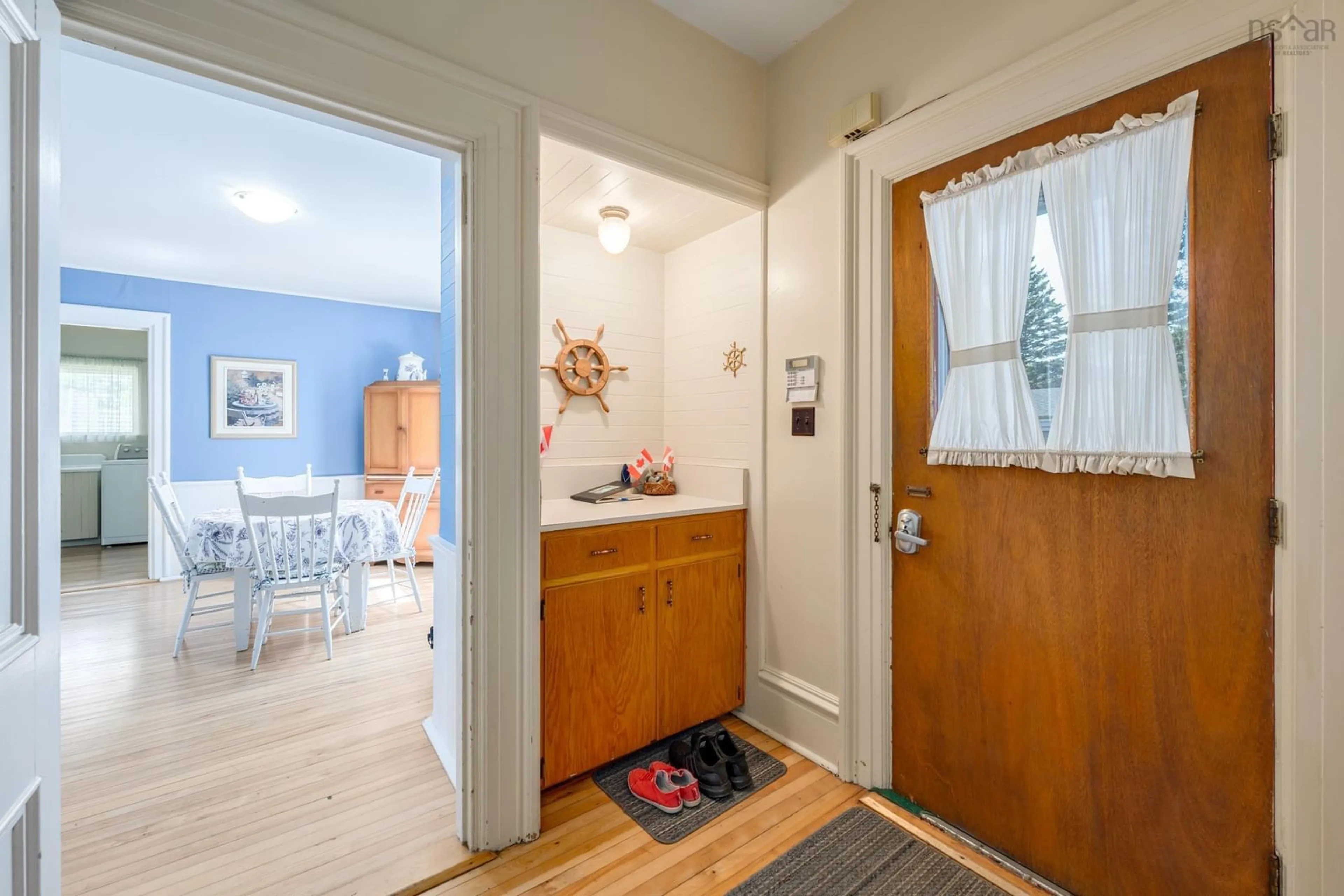 Indoor entryway for 42 Queen St, Yarmouth Nova Scotia B5A 3Y5