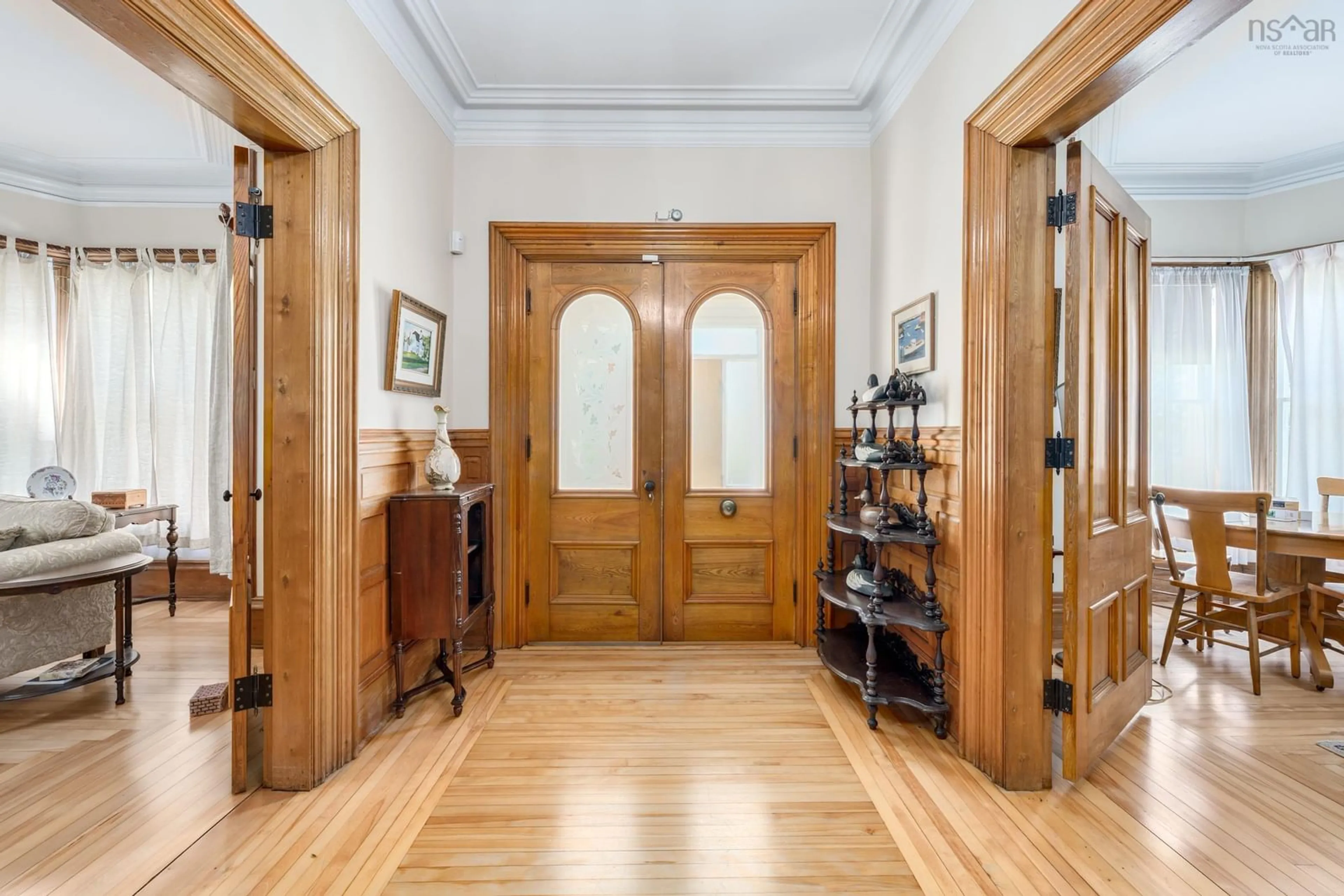 Indoor entryway for 42 Queen St, Yarmouth Nova Scotia B5A 3Y5