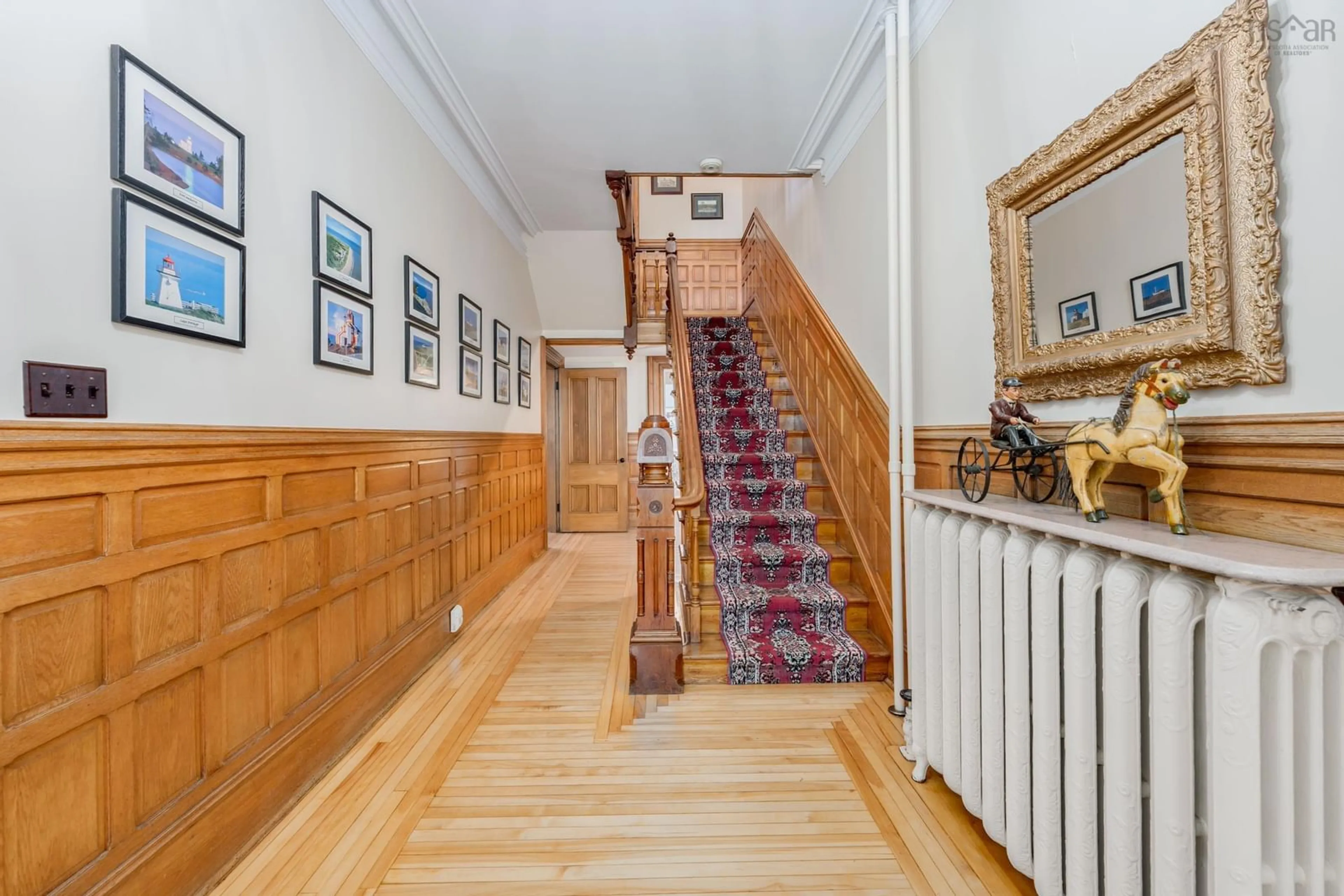 Indoor foyer for 42 Queen St, Yarmouth Nova Scotia B5A 3Y5
