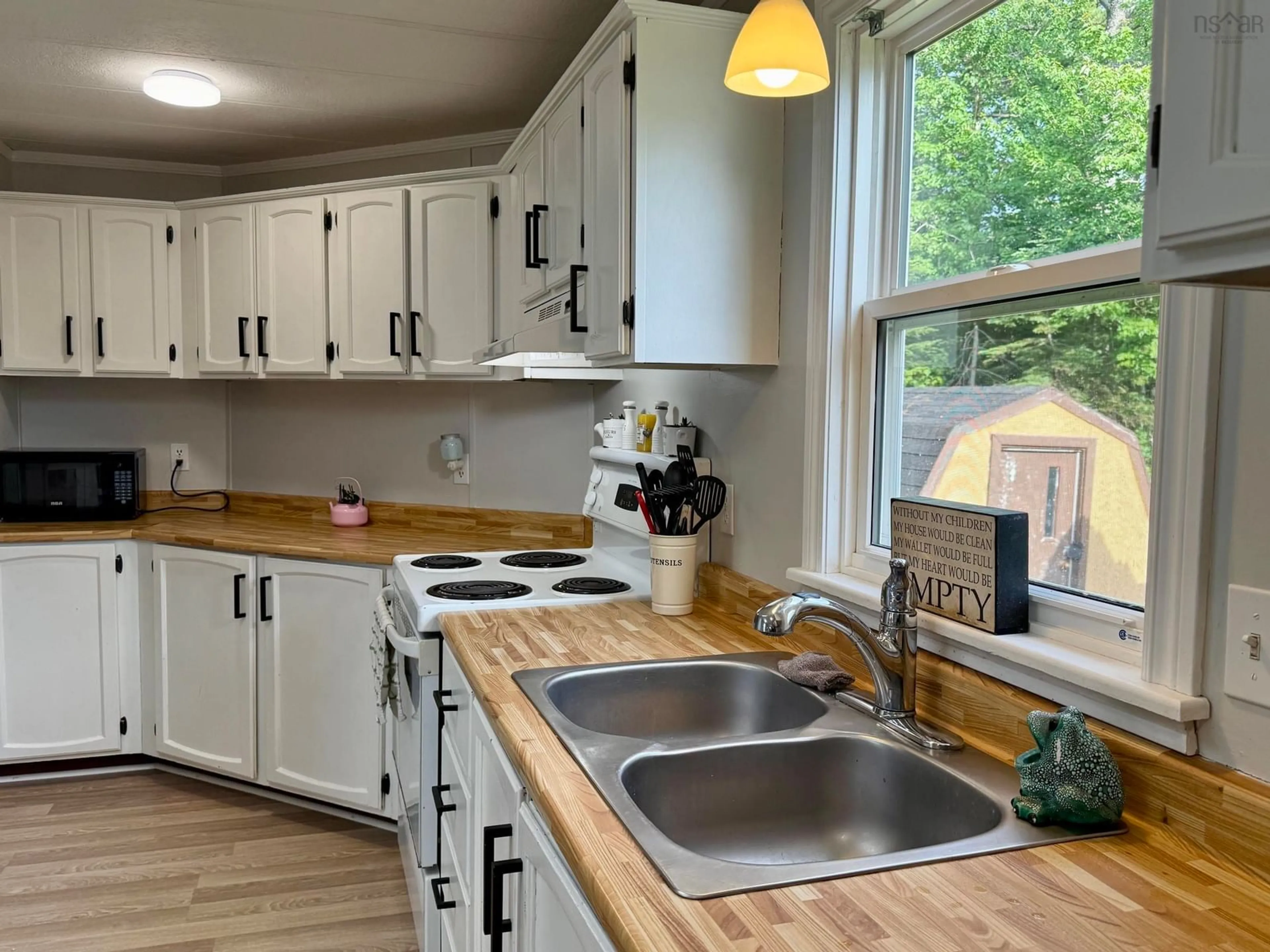 Standard kitchen, wood/laminate floor for 82 Jonah Drive, Enfield Nova Scotia B2T 1K4