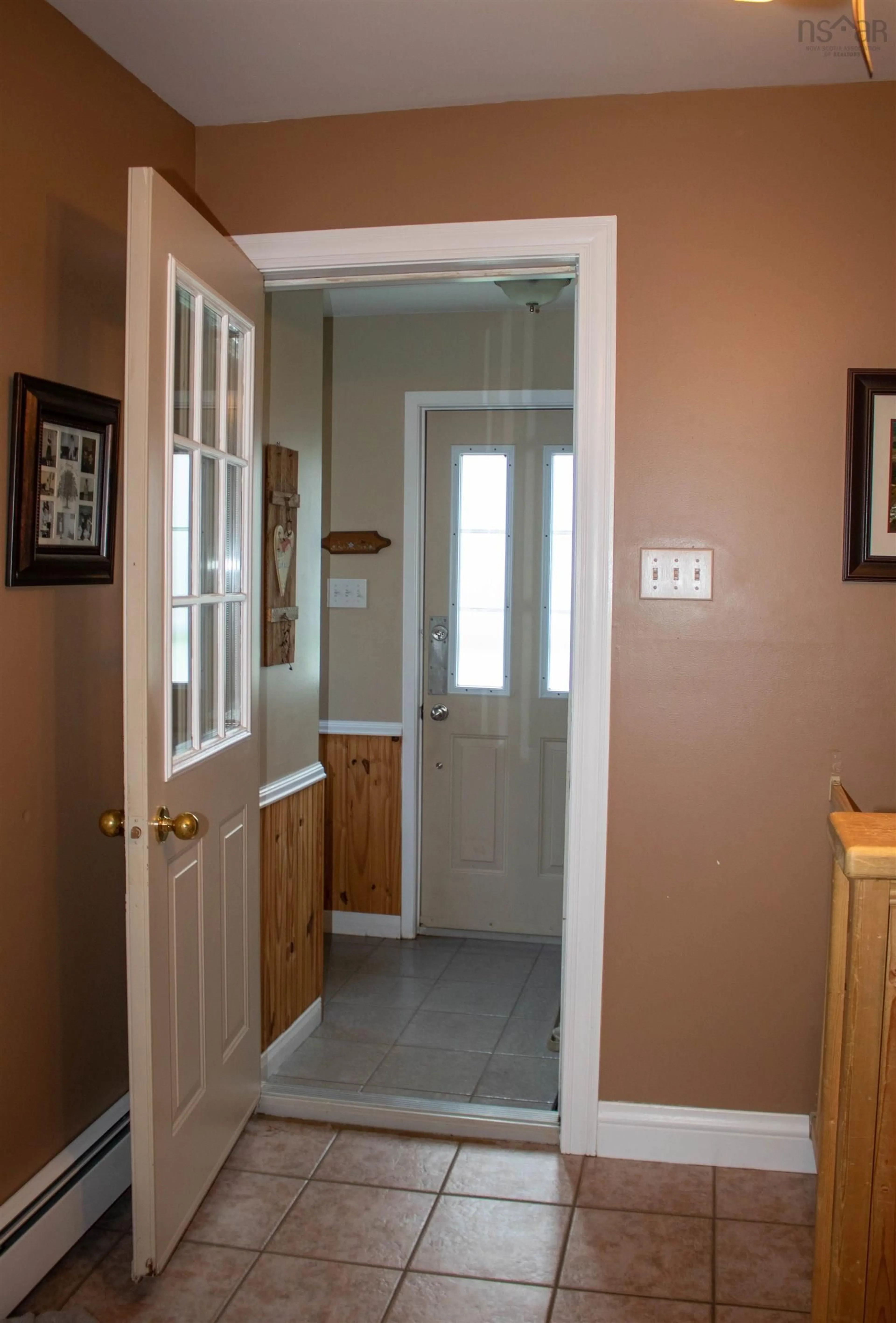 Indoor entryway for 637 Wiley Ave, Windsor Nova Scotia B0N 2T0