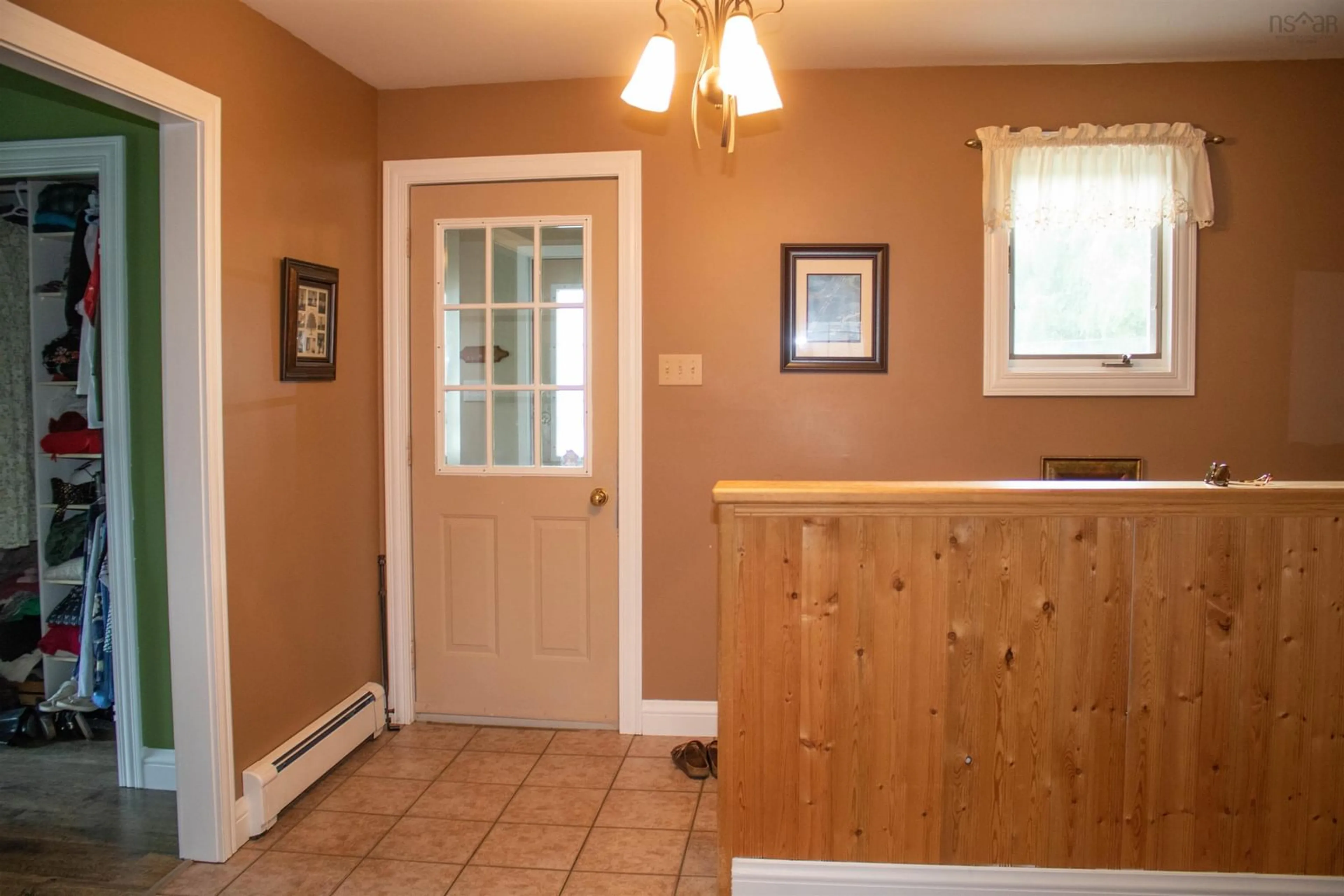 Indoor entryway for 637 Wiley Ave, Windsor Nova Scotia B0N 2T0