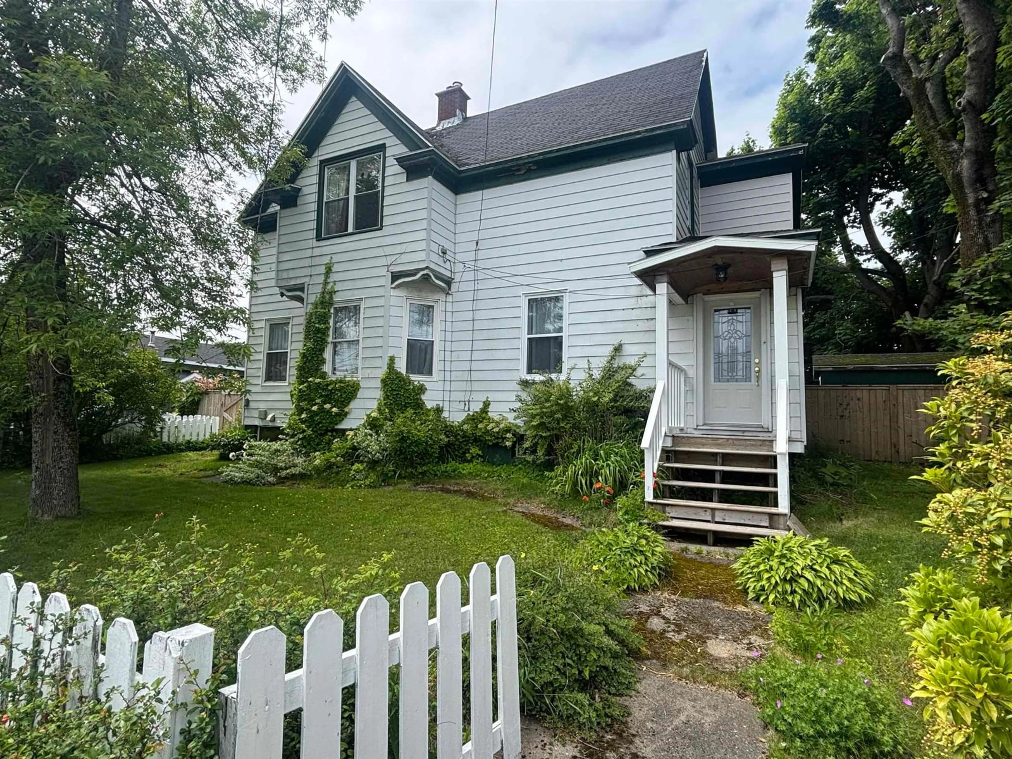 A pic from outside/outdoor area/front of a property/back of a property/a pic from drone, street for 260 York St, Cape Breton Nova Scotia B1A 2M3