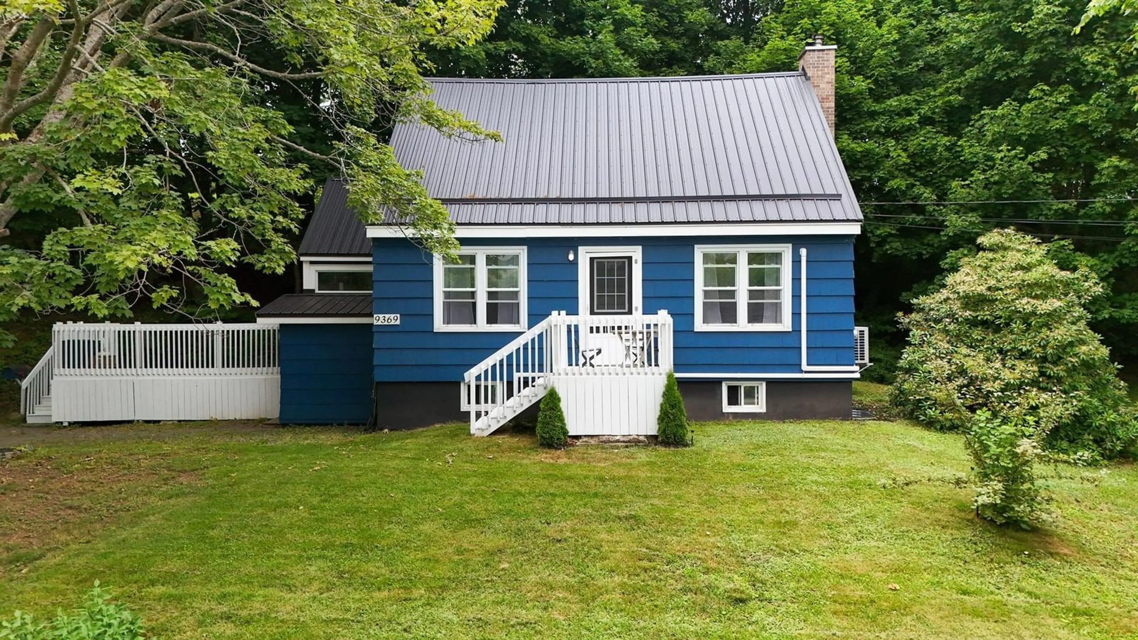 Home with vinyl exterior material, building for 9369 Commercial St, New Minas Nova Scotia B4N 3G3
